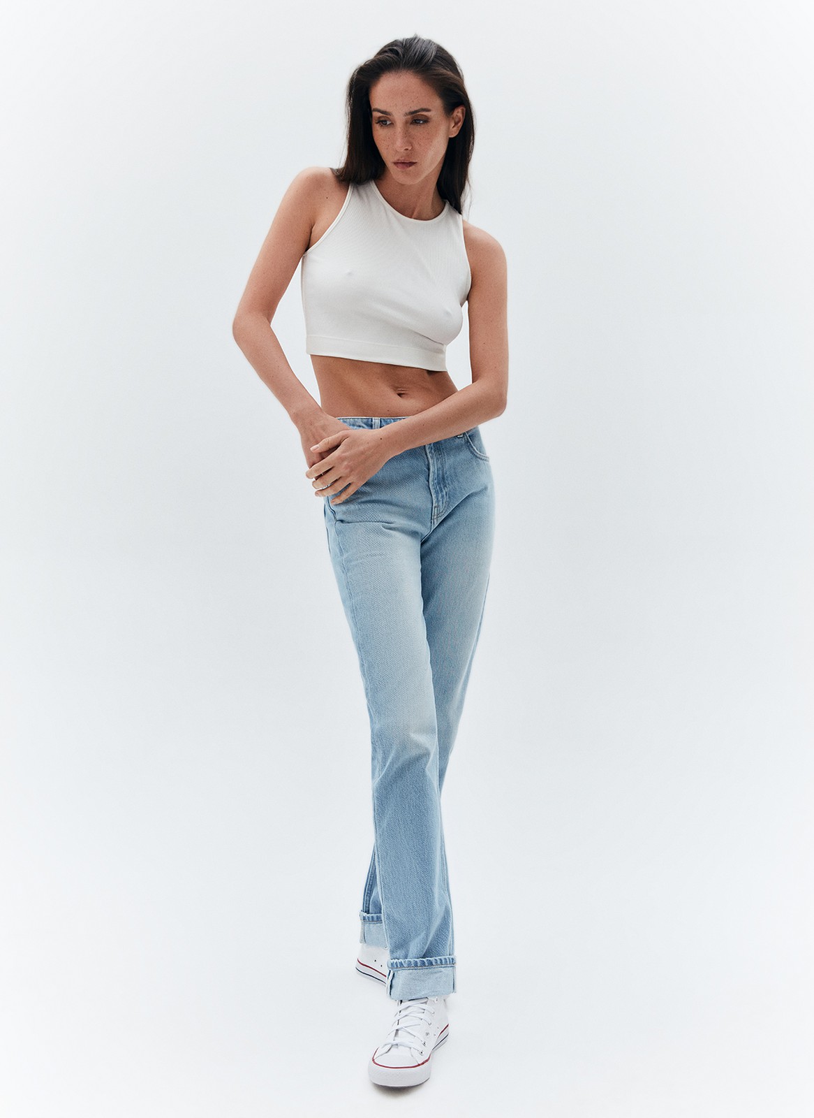 


Джинсы прямого кроя на низкой посадке с отворотами и эффектом потёртости. Четыре кармана. Застёжка на молнию и металлическую пуговицу. Плотный деним позволяет держать форму и красиво облегать линию бедра. Мы выполнили модель из нашего премиального 100% хлопкового денима с авторской варкой и брендированной фурнитурой высокого качества, по которой вы нас узнаёте.