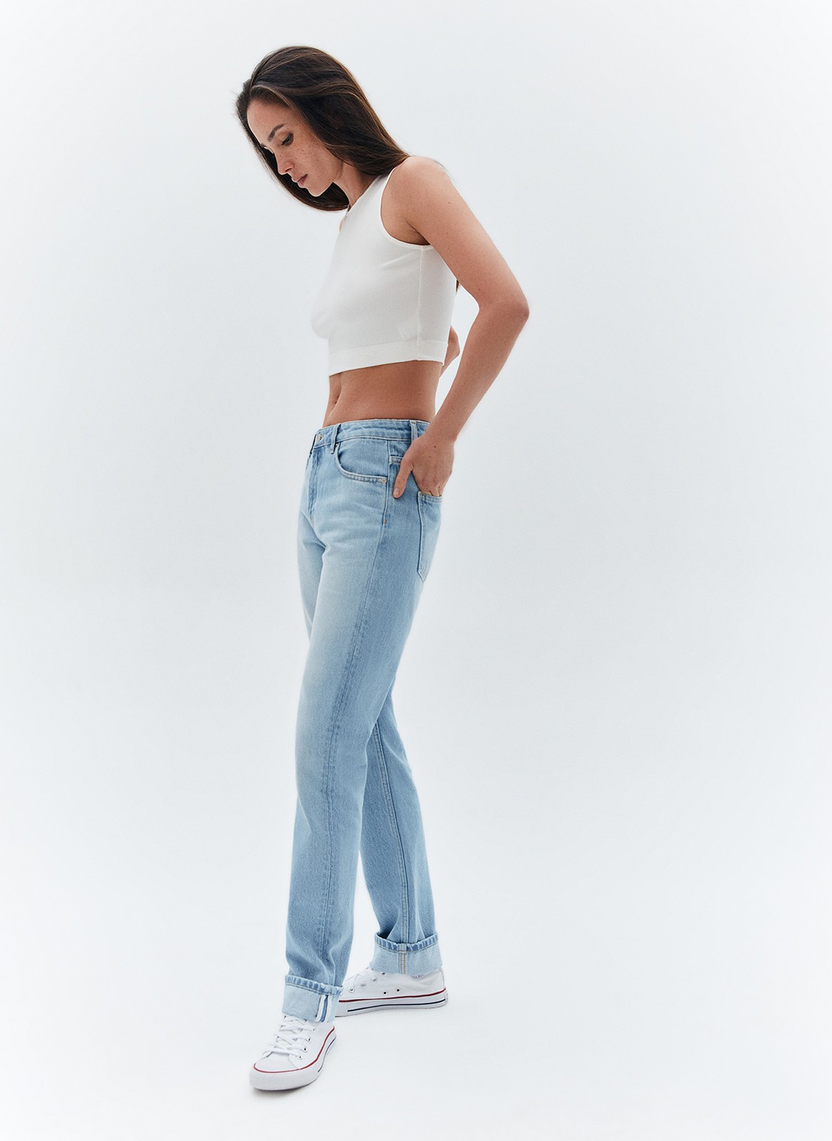 


Джинсы прямого кроя на низкой посадке с отворотами и эффектом потёртости. Четыре кармана. Застёжка на молнию и металлическую пуговицу. Плотный деним позволяет держать форму и красиво облегать линию бедра. Мы выполнили модель из нашего премиального 100% хлопкового денима с авторской варкой и брендированной фурнитурой высокого качества, по которой вы нас узнаёте.