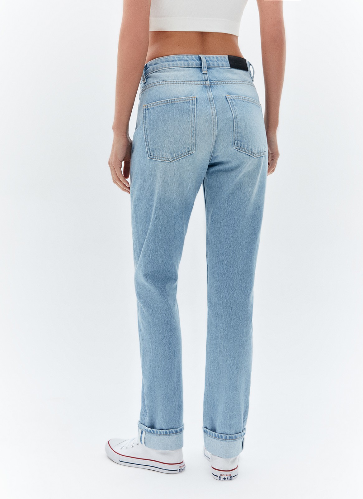 


Джинсы прямого кроя на низкой посадке с отворотами и эффектом потёртости. Четыре кармана. Застёжка на молнию и металлическую пуговицу. Плотный деним позволяет держать форму и красиво облегать линию бедра. Мы выполнили модель из нашего премиального 100% хлопкового денима с авторской варкой и брендированной фурнитурой высокого качества, по которой вы нас узнаёте.