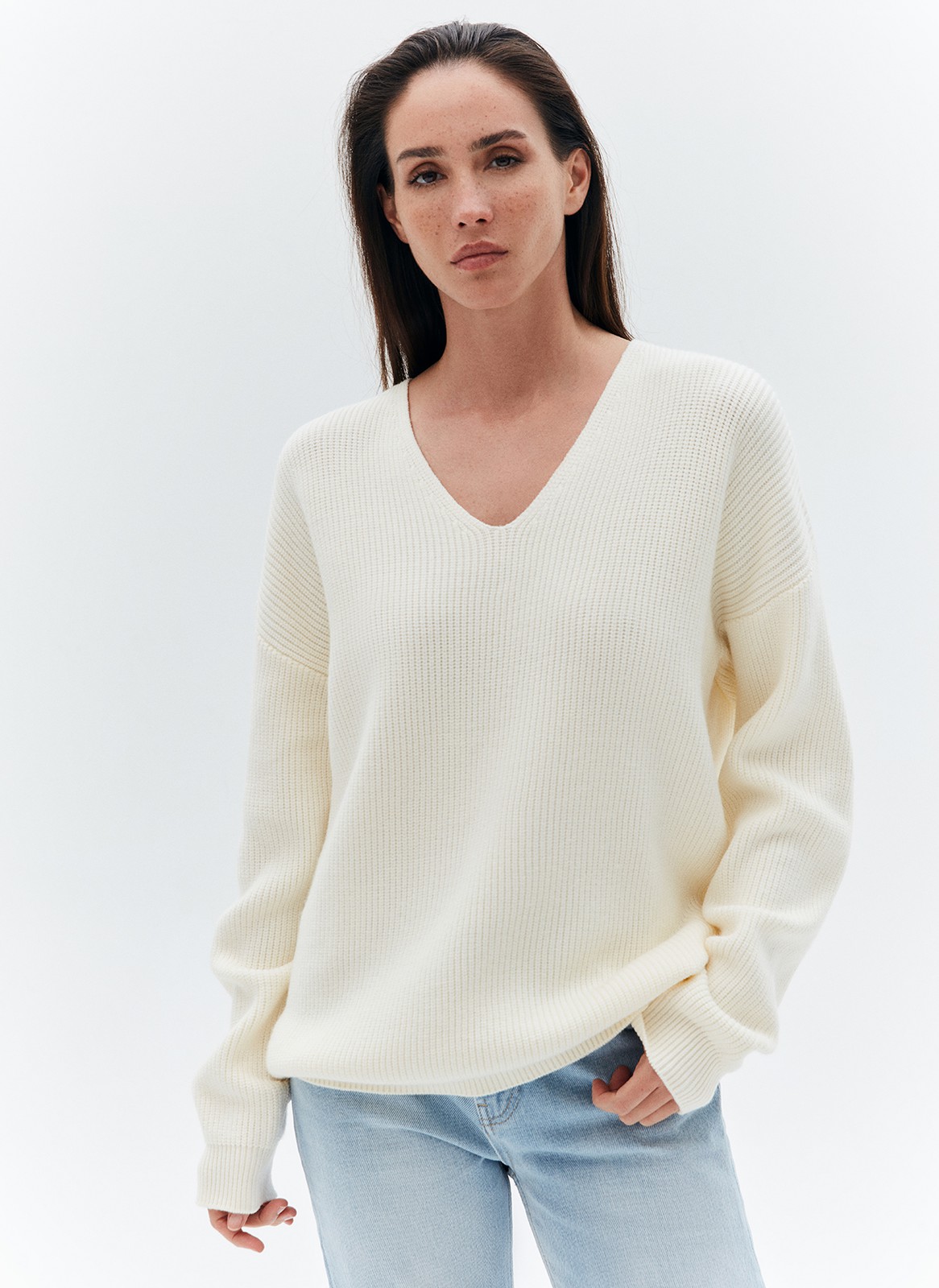 


Уютный свободный свитер с V-образным вырезом в двух нежных цветах. Вырез подчёркивает красоту зоны декольте, а вязка в рубчик вытягивает силуэт. Мы выполнили модель из мягкой смесовой пряжи с добавлением вискозы, в которой будет комфортно провести целый день. Наденьте его на белую футболку, а ещё самостоятельно с рваными джинсами или юбкой длины мини.