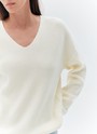 


Уютный свободный свитер с V-образным вырезом в двух нежных цветах. Вырез подчёркивает красоту зоны декольте, а вязка в рубчик вытягивает силуэт. Мы выполнили модель из мягкой смесовой пряжи с добавлением вискозы, в которой будет комфортно провести целый день. Наденьте его на белую футболку, а ещё самостоятельно с рваными джинсами или юбкой длины мини.