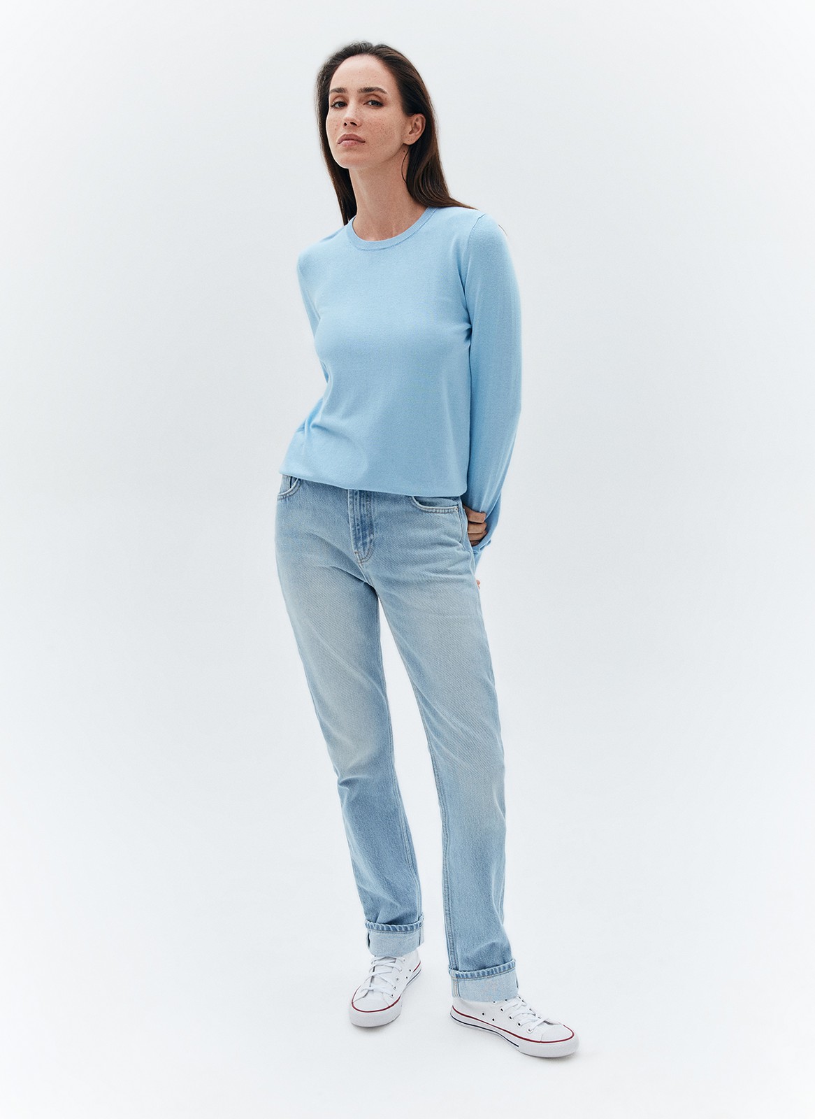 


Джемпер свободного силуэта из трикотажа. Тонкий, но плотный, он связан из мягкой пряжи на основе вискозы и дралона. Дралон инновационный сверхпрочный и гипоаллергенный материал. Объёмный, средней длины джемпер, с эластичной вязкой резинкой на манжетах, горловине и низе изделия. Модель можно надеть поверх рубашки, под пиджак, с расслабленными джоггерами и классическими брюками именно так мы понимаем универсальность базовых веще