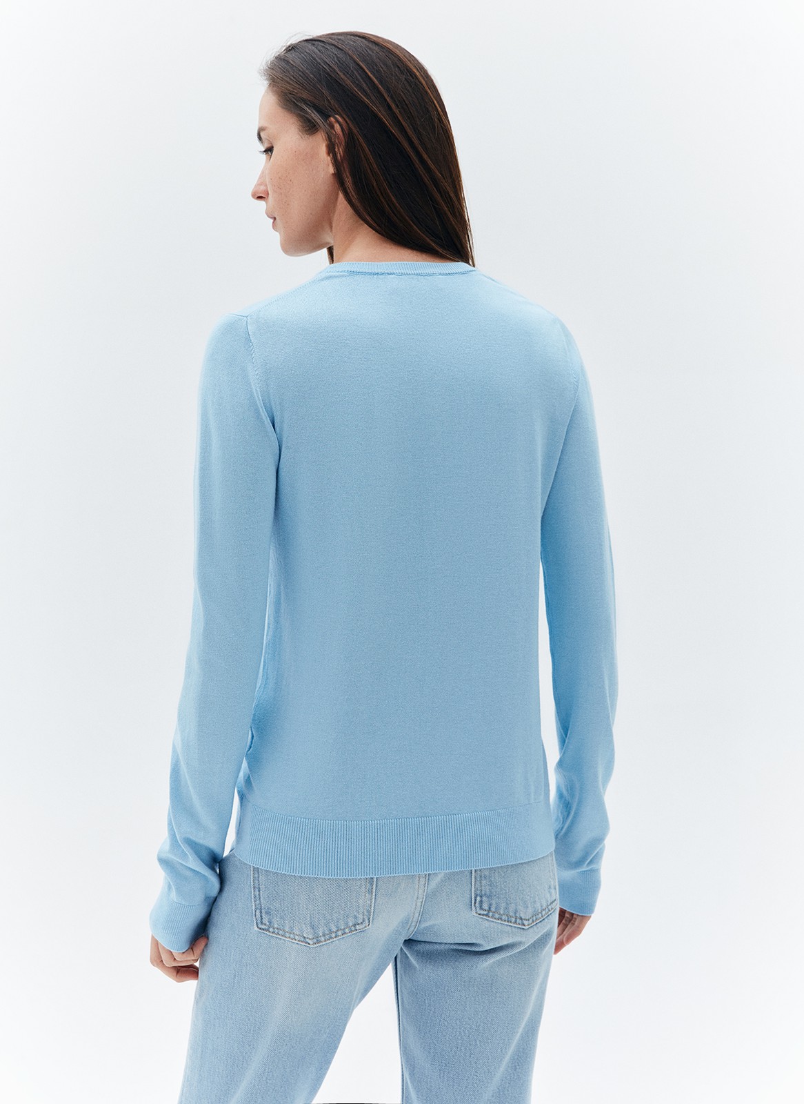 


Джемпер свободного силуэта из трикотажа. Тонкий, но плотный, он связан из мягкой пряжи на основе вискозы и дралона. Дралон инновационный сверхпрочный и гипоаллергенный материал. Объёмный, средней длины джемпер, с эластичной вязкой резинкой на манжетах, горловине и низе изделия. Модель можно надеть поверх рубашки, под пиджак, с расслабленными джоггерами и классическими брюками именно так мы понимаем универсальность базовых веще