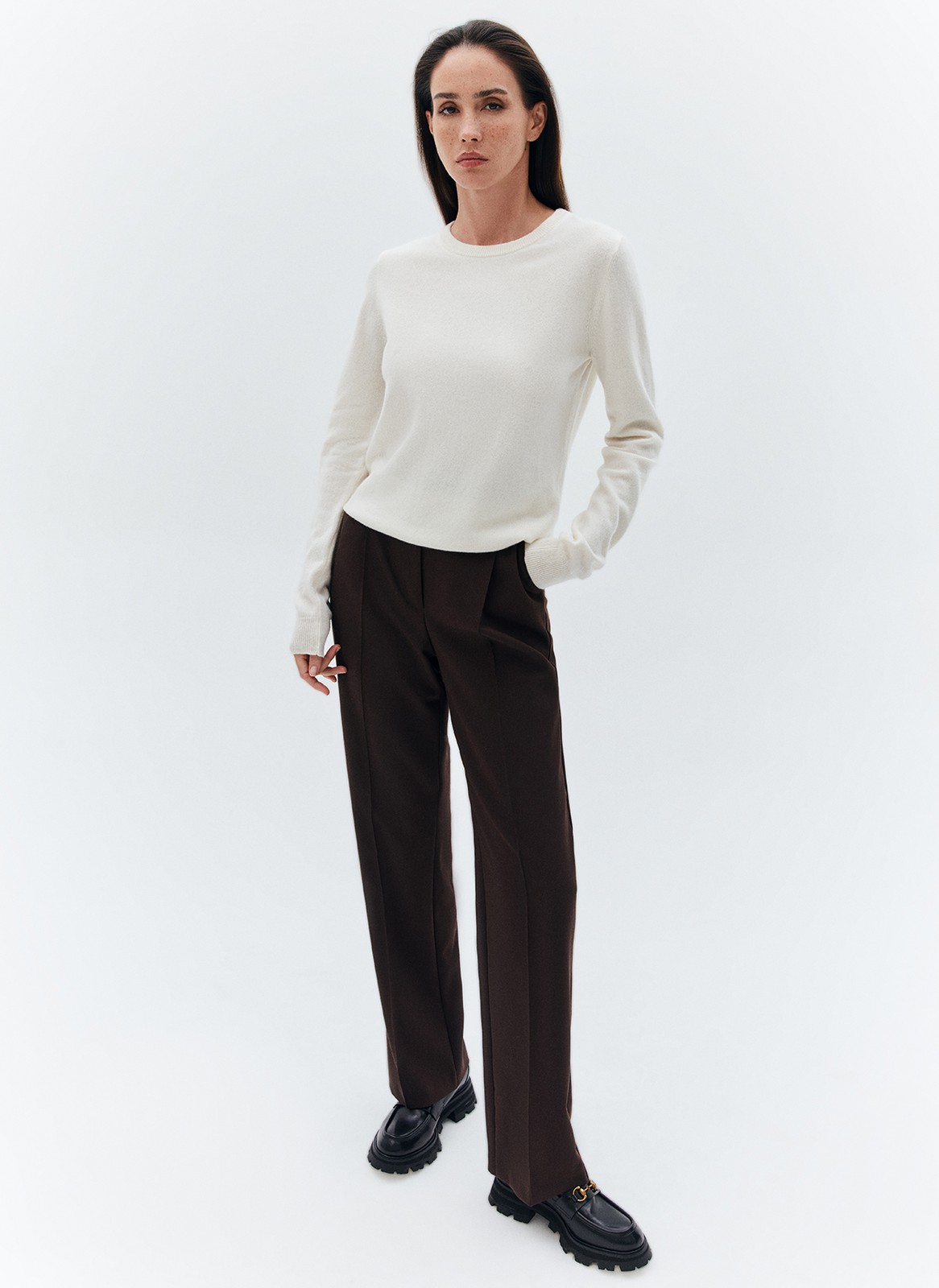 Джемпер тонкий из шерсти мериноса и кашемира, цвет: молочный Allweneed
Джемпер из шерсти и кашемира одна из премиальных моделей коллекции. Мы особенно гордимся линейкой премиум, потому что считаем наши материалы выдающимися. Изделие практически не ощущается на теле, несмотря на плотную фактуру. Тонкая и мягкая шерсть мериноса вместе с кашемиром придаёт ему лёгкую пушистость и мягкость. Это тот самый low-key люкс, который сделает любой ваш образ дороже. Сочетайте с куртками из экокожи, с любимыми пальто или с актуальными широкими джинсами, балансируя силуэт.