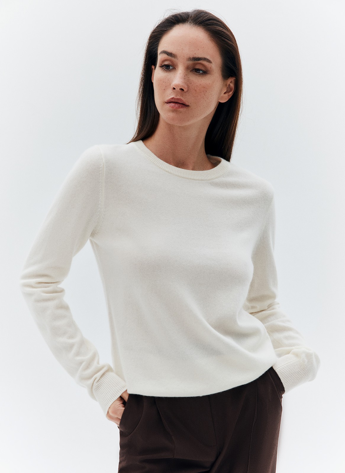 Джемпер тонкий из шерсти мериноса и кашемира, цвет: молочный Allweneed
Джемпер из шерсти и кашемира одна из премиальных моделей коллекции. Мы особенно гордимся линейкой премиум, потому что считаем наши материалы выдающимися. Изделие практически не ощущается на теле, несмотря на плотную фактуру. Тонкая и мягкая шерсть мериноса вместе с кашемиром придаёт ему лёгкую пушистость и мягкость. Это тот самый low-key люкс, который сделает любой ваш образ дороже. Сочетайте с куртками из экокожи, с любимыми пальто или с актуальными широкими джинсами, балансируя силуэт.