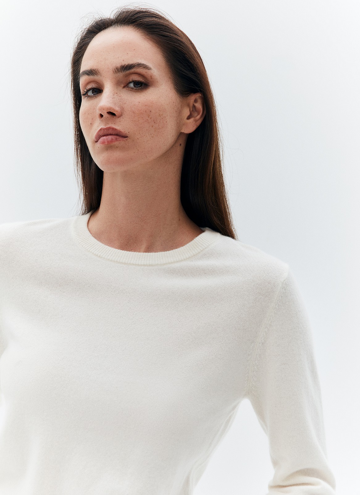 Джемпер тонкий из шерсти мериноса и кашемира, цвет: молочный Allweneed
Джемпер из шерсти и кашемира одна из премиальных моделей коллекции. Мы особенно гордимся линейкой премиум, потому что считаем наши материалы выдающимися. Изделие практически не ощущается на теле, несмотря на плотную фактуру. Тонкая и мягкая шерсть мериноса вместе с кашемиром придаёт ему лёгкую пушистость и мягкость. Это тот самый low-key люкс, который сделает любой ваш образ дороже. Сочетайте с куртками из экокожи, с любимыми пальто или с актуальными широкими джинсами, балансируя силуэт.