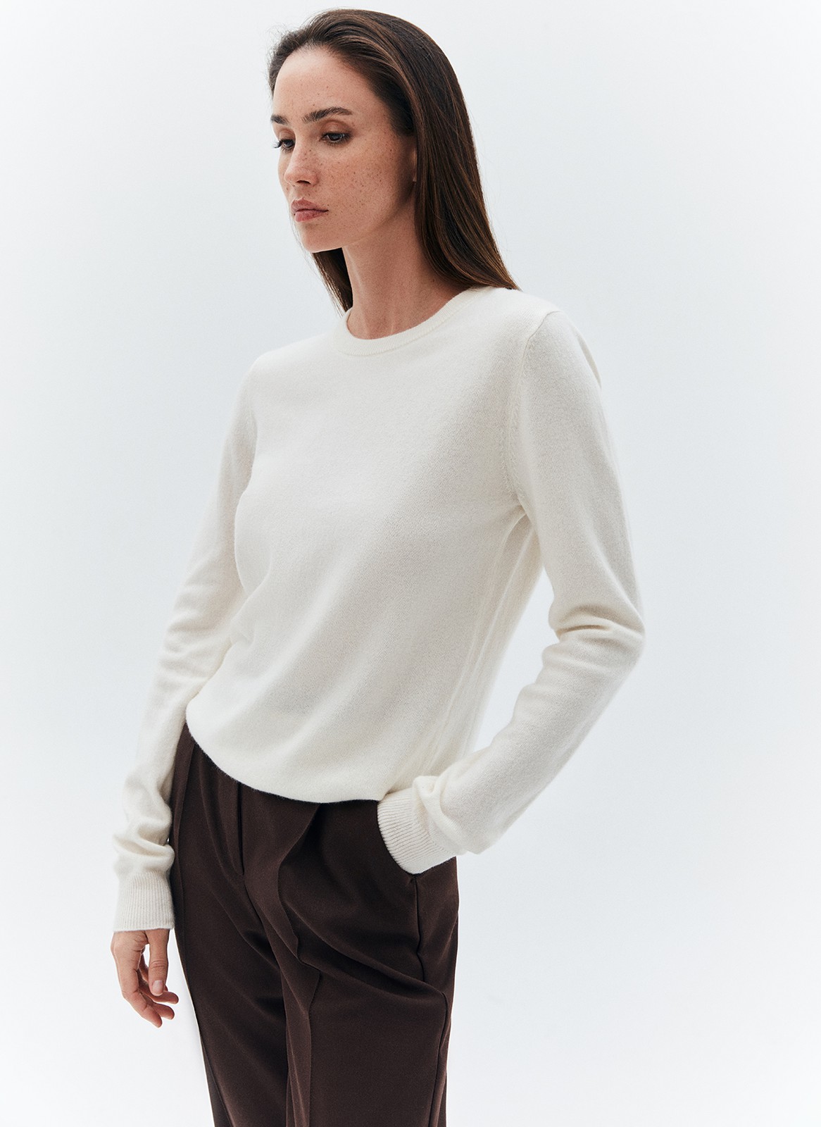 Джемпер тонкий из шерсти мериноса и кашемира, цвет: молочный Allweneed
Джемпер из шерсти и кашемира одна из премиальных моделей коллекции. Мы особенно гордимся линейкой премиум, потому что считаем наши материалы выдающимися. Изделие практически не ощущается на теле, несмотря на плотную фактуру. Тонкая и мягкая шерсть мериноса вместе с кашемиром придаёт ему лёгкую пушистость и мягкость. Это тот самый low-key люкс, который сделает любой ваш образ дороже. Сочетайте с куртками из экокожи, с любимыми пальто или с актуальными широкими джинсами, балансируя силуэт.