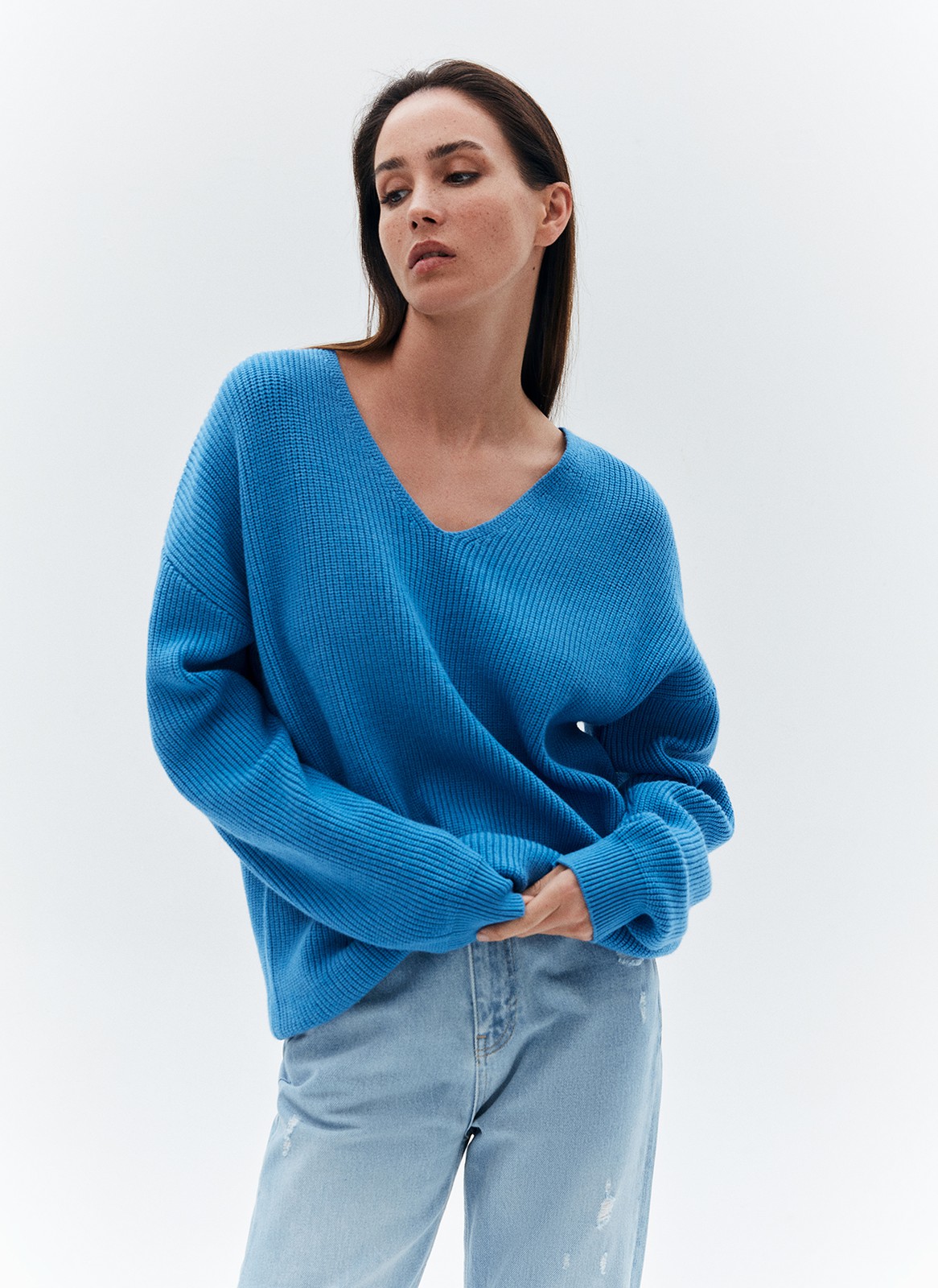 Свитер с V-образным вырезом, цвет: голубой Allweneed
Уютный свободный свитер с V-образным вырезом в двух нежных цветах. Вырез подчёркивает красоту зоны декольте, а вязка в рубчик вытягивает силуэт. Мы выполнили модель из мягкой смесовой пряжи с добавлением вискозы, в которой будет комфортно провести целый день. Наденьте его на белую футболку, а ещё самостоятельно с рваными джинсами или юбкой длины мини.