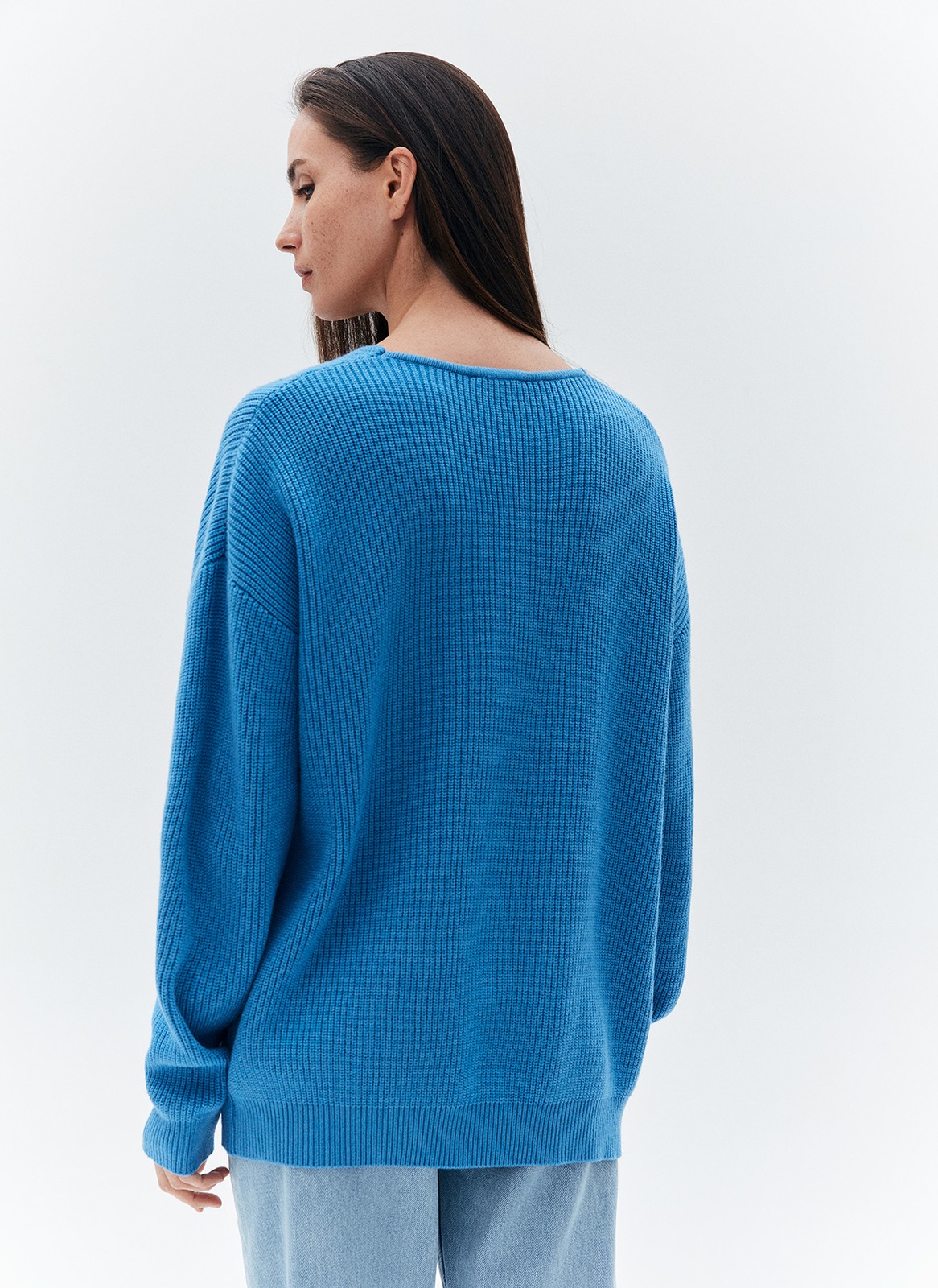 Свитер с V-образным вырезом, цвет: голубой Allweneed
Уютный свободный свитер с V-образным вырезом в двух нежных цветах. Вырез подчёркивает красоту зоны декольте, а вязка в рубчик вытягивает силуэт. Мы выполнили модель из мягкой смесовой пряжи с добавлением вискозы, в которой будет комфортно провести целый день. Наденьте его на белую футболку, а ещё самостоятельно с рваными джинсами или юбкой длины мини.