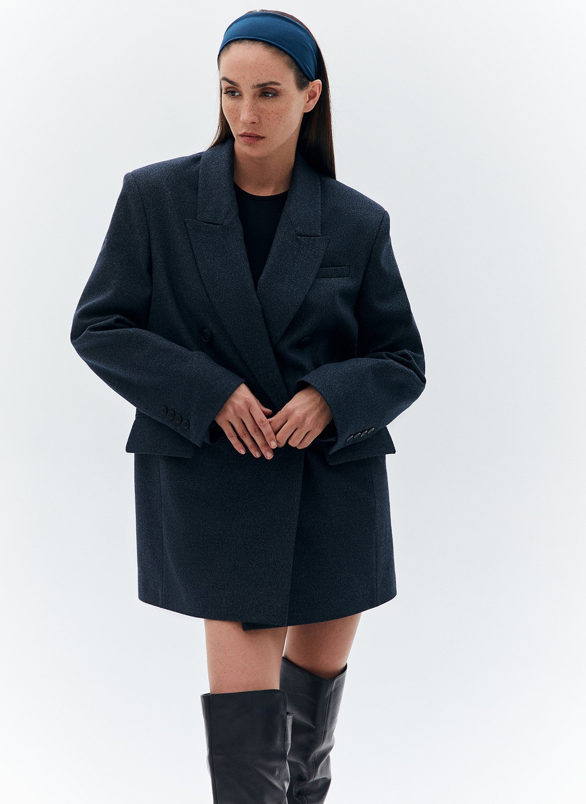 


Наш бестселлер универсальный двубортный пиджак в новом исполнении. Для модели выбрали турецкую костюмную плотную ткань с небольшим мягким ворсом. Изделие можно легко дополнить костюмными брюками, любимыми джинсами или юбкой, которая идет к этой коллекции.