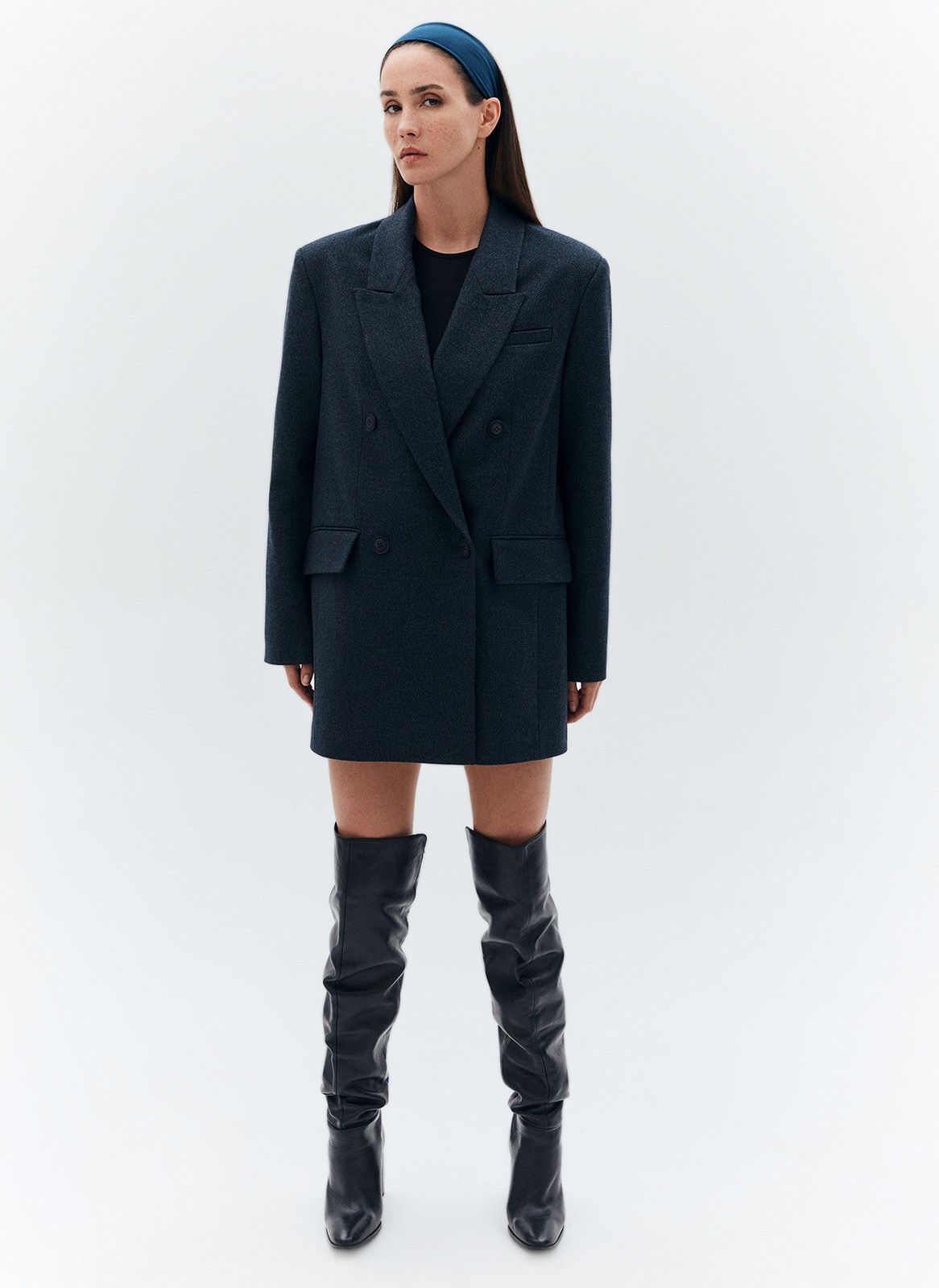 


Наш бестселлер универсальный двубортный пиджак в новом исполнении. Для модели выбрали турецкую костюмную плотную ткань с небольшим мягким ворсом. Изделие можно легко дополнить костюмными брюками, любимыми джинсами или юбкой, которая идет к этой коллекции.