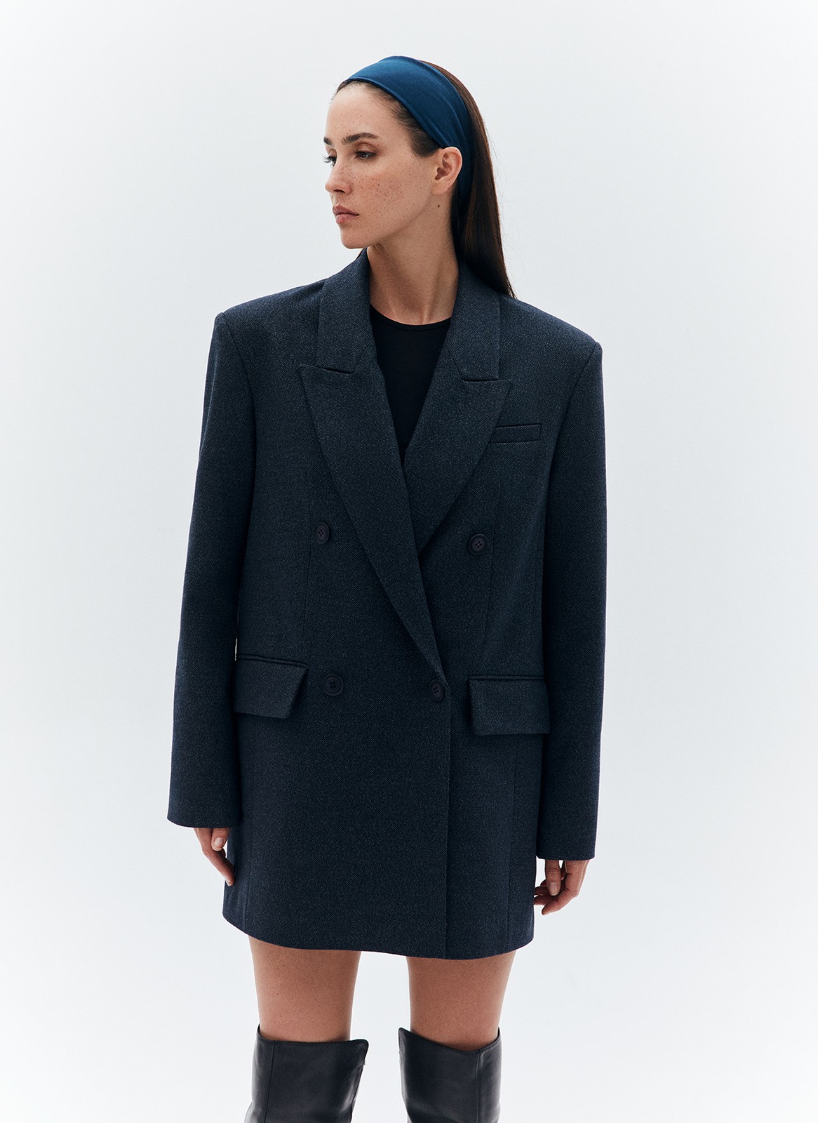 


Наш бестселлер универсальный двубортный пиджак в новом исполнении. Для модели выбрали турецкую костюмную плотную ткань с небольшим мягким ворсом. Изделие можно легко дополнить костюмными брюками, любимыми джинсами или юбкой, которая идет к этой коллекции.