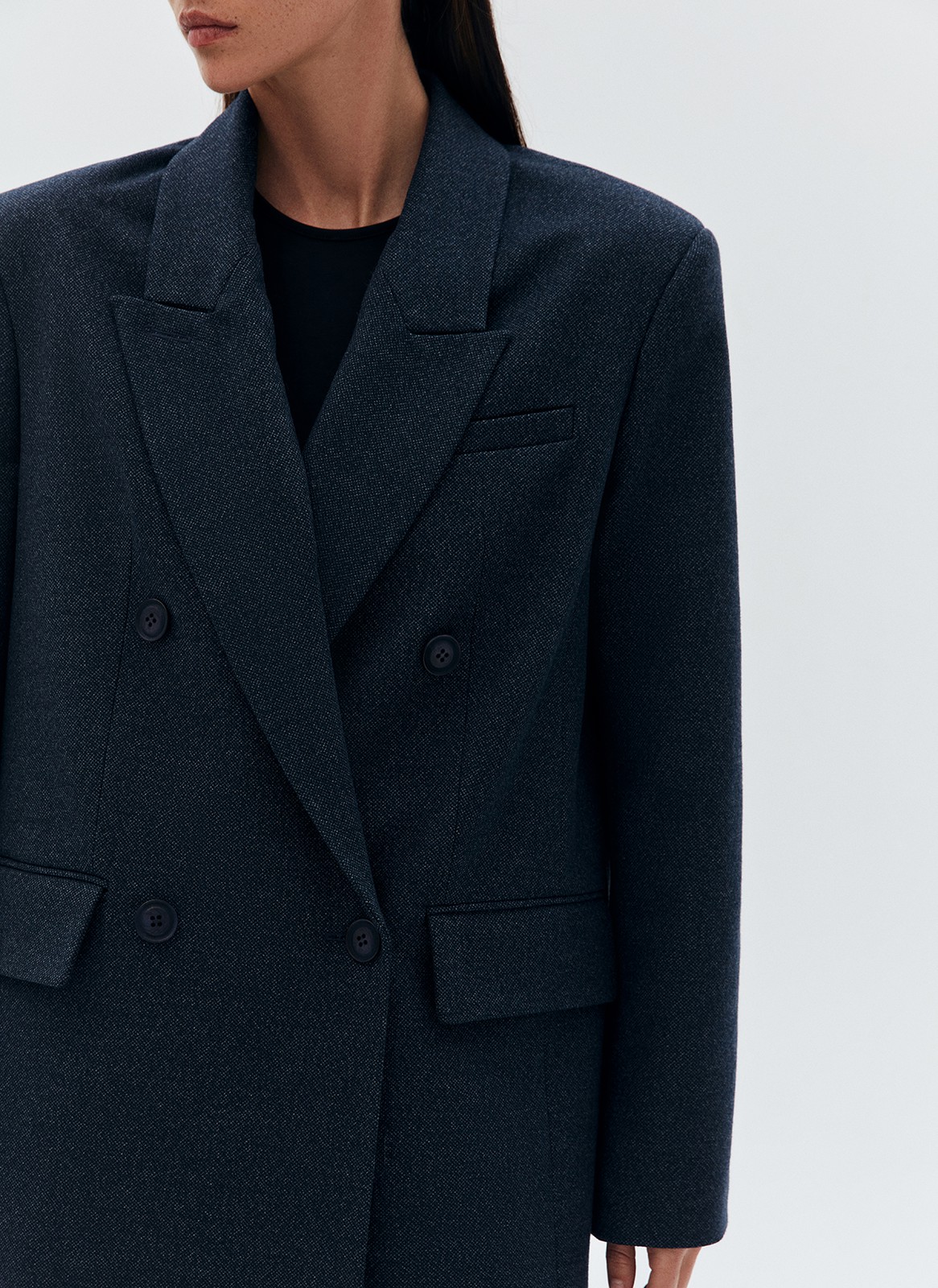 


Наш бестселлер универсальный двубортный пиджак в новом исполнении. Для модели выбрали турецкую костюмную плотную ткань с небольшим мягким ворсом. Изделие можно легко дополнить костюмными брюками, любимыми джинсами или юбкой, которая идет к этой коллекции.