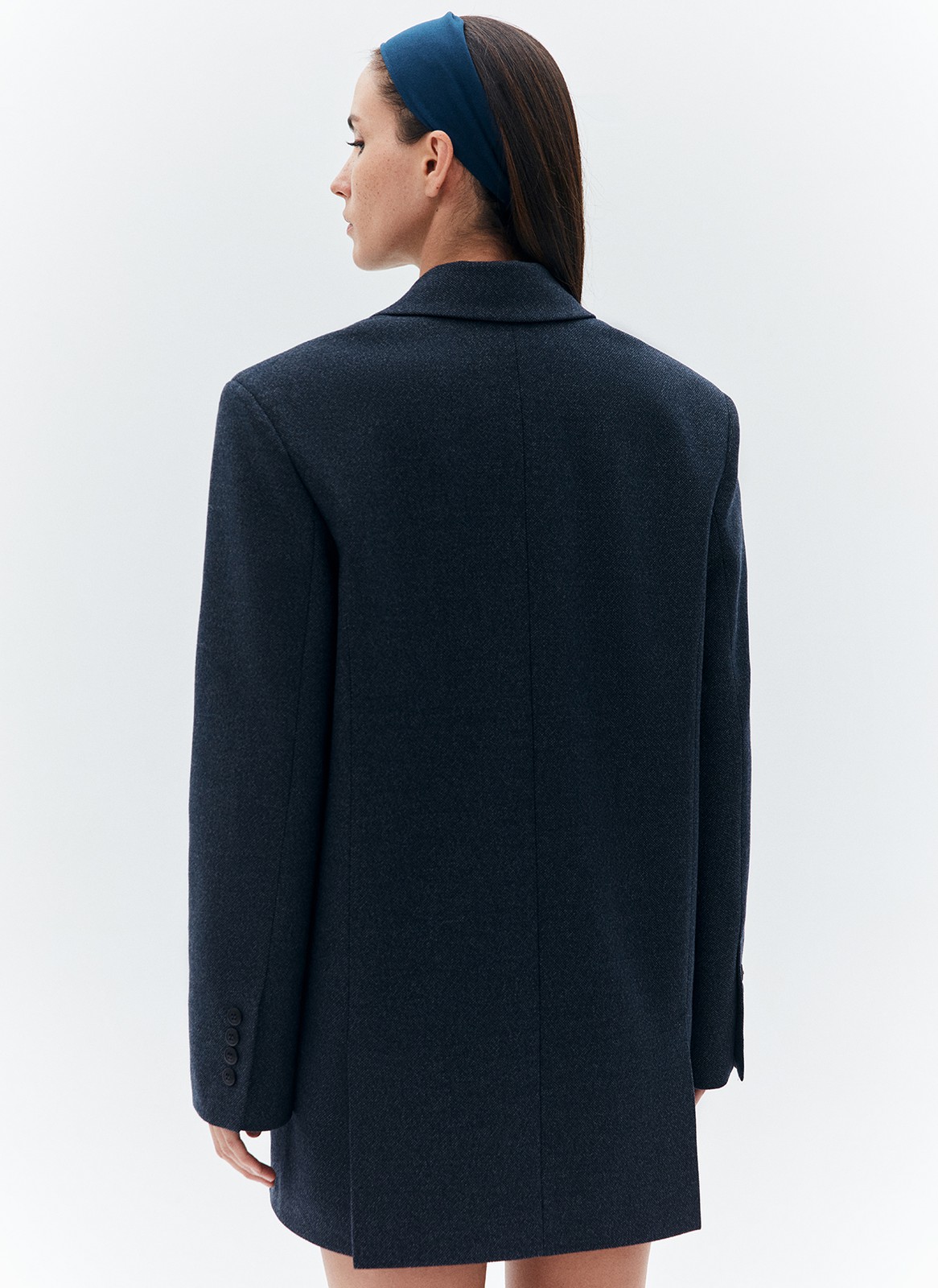 


Наш бестселлер универсальный двубортный пиджак в новом исполнении. Для модели выбрали турецкую костюмную плотную ткань с небольшим мягким ворсом. Изделие можно легко дополнить костюмными брюками, любимыми джинсами или юбкой, которая идет к этой коллекции.