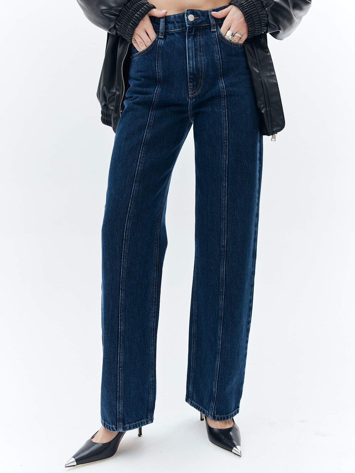 Прямые джинсы с посадкой на талии. Крой модели, который будет актуален всегда. Строчка на джинсах создает дополнительные вертикальные линии и удлиняет силуэт. Пять карманов, чтобы спрятать мелочи. Выполнены из премиального 100% хлопкового денима с авторской варкой и брендированной фурнитурой высокого качества.