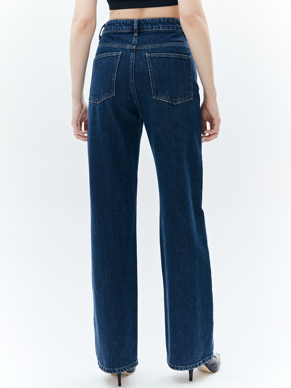 Прямые джинсы с посадкой на талии. Крой модели, который будет актуален всегда. Строчка на джинсах создает дополнительные вертикальные линии и удлиняет силуэт. Пять карманов, чтобы спрятать мелочи. Выполнены из премиального 100% хлопкового денима с авторской варкой и брендированной фурнитурой высокого качества.