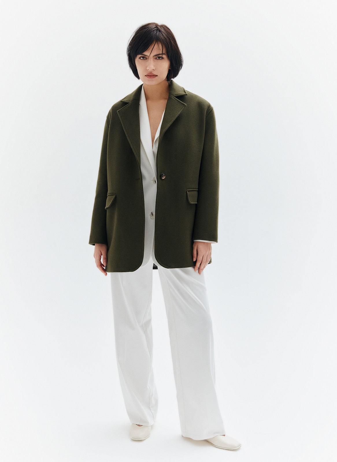 Однобортное пальто из мягкой шерстяной ткани. Модель фасоном напоминает жакет. Слегка спущенная линия плеча, поэтому комфортно носить со свитером и худи. Классический воротник и лацканы. Два накладных кармана и застежка на одну пуговицу. Мы советуем сочетать пальто с костюмами или джинсами для более лаконичного образа.
Температурный режим до +5 C



