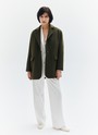 Однобортное пальто из мягкой шерстяной ткани. Модель фасоном напоминает жакет. Слегка спущенная линия плеча, поэтому комфортно носить со свитером и худи. Классический воротник и лацканы. Два накладных кармана и застежка на одну пуговицу. Мы советуем сочетать пальто с костюмами или джинсами для более лаконичного образа.
Температурный режим до +5 C



