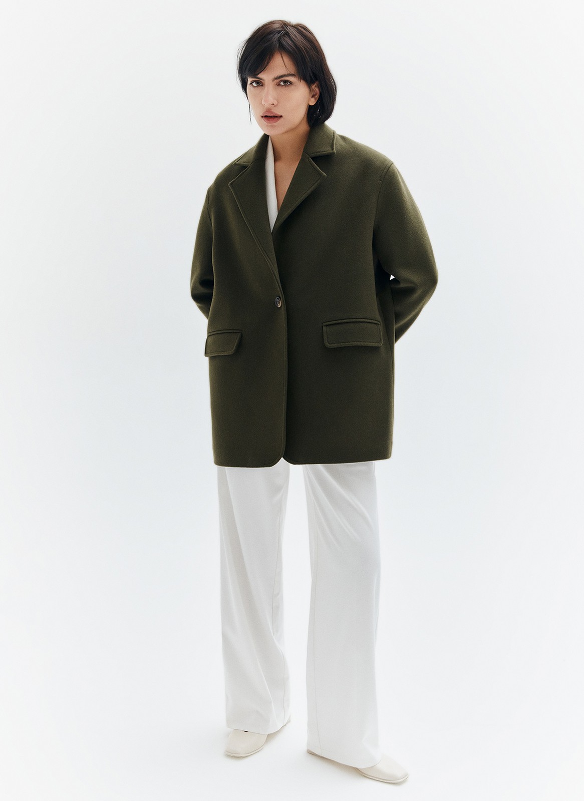 Однобортное пальто из мягкой шерстяной ткани. Модель фасоном напоминает жакет. Слегка спущенная линия плеча, поэтому комфортно носить со свитером и худи. Классический воротник и лацканы. Два накладных кармана и застежка на одну пуговицу. Мы советуем сочетать пальто с костюмами или джинсами для более лаконичного образа.
Температурный режим до +5 C



