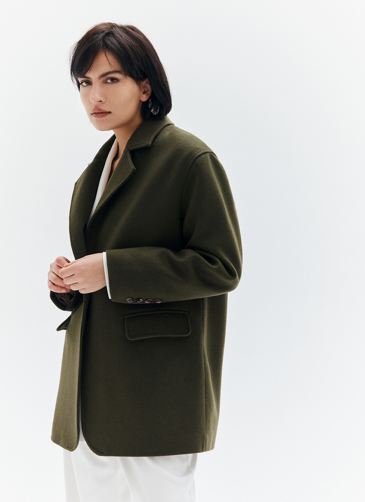 Однобортное пальто из мягкой шерстяной ткани. Модель фасоном напоминает жакет. Слегка спущенная линия плеча, поэтому комфортно носить со свитером и худи. Классический воротник и лацканы. Два накладных кармана и застежка на одну пуговицу. Мы советуем сочетать пальто с костюмами или джинсами для более лаконичного образа.
Температурный режим до +5 C



