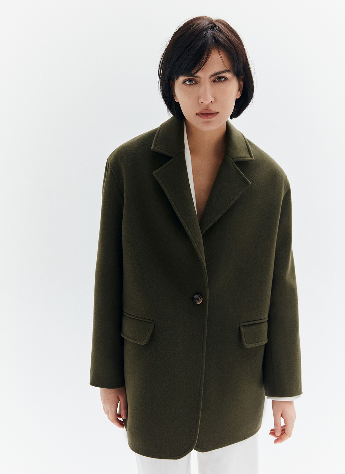 Однобортное пальто из мягкой шерстяной ткани. Модель фасоном напоминает жакет. Слегка спущенная линия плеча, поэтому комфортно носить со свитером и худи. Классический воротник и лацканы. Два накладных кармана и застежка на одну пуговицу. Мы советуем сочетать пальто с костюмами или джинсами для более лаконичного образа.
Температурный режим до +5 C



