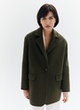 Однобортное пальто из мягкой шерстяной ткани. Модель фасоном напоминает жакет. Слегка спущенная линия плеча, поэтому комфортно носить со свитером и худи. Классический воротник и лацканы. Два накладных кармана и застежка на одну пуговицу. Мы советуем сочетать пальто с костюмами или джинсами для более лаконичного образа.
Температурный режим до +5 C



