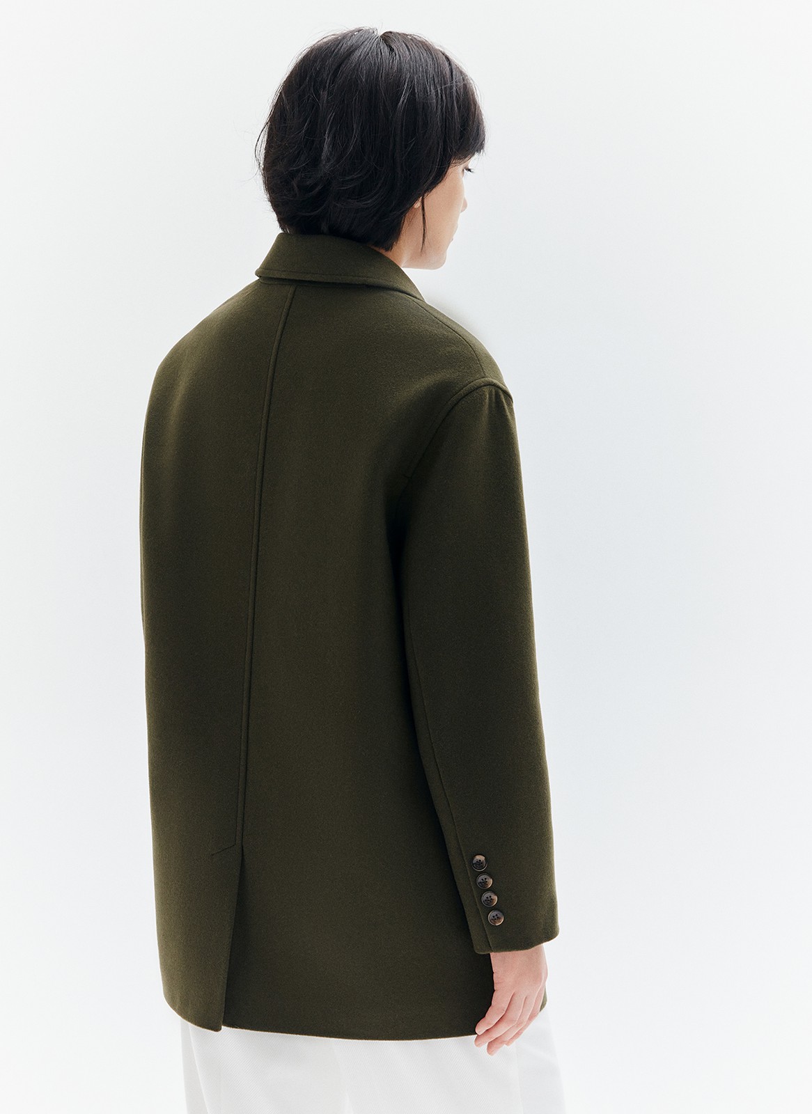 Однобортное пальто из мягкой шерстяной ткани. Модель фасоном напоминает жакет. Слегка спущенная линия плеча, поэтому комфортно носить со свитером и худи. Классический воротник и лацканы. Два накладных кармана и застежка на одну пуговицу. Мы советуем сочетать пальто с костюмами или джинсами для более лаконичного образа.
Температурный режим до +5 C



