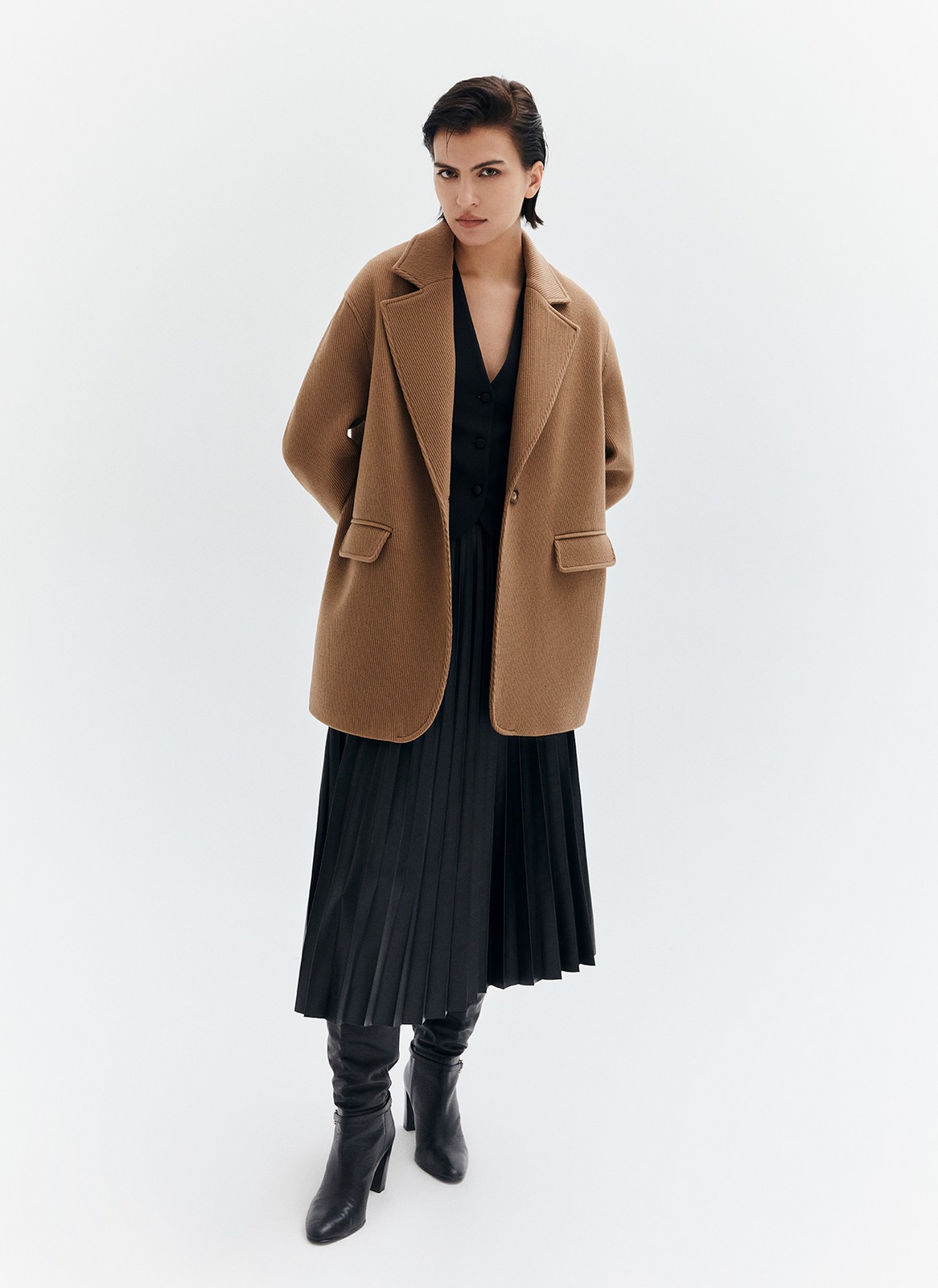 ОДНОБОРТНОЕ ПАЛЬТО-ЖАКЕТ, цвет: кэмел 1 Allweneed Однобортное пальто из мягкой шерстяной ткани. Модель фасоном напоминает жакет. Слегка спущенная линия плеча, поэтому комфортно носить со свитером и худи. Классический воротник и лацканы. Два накладных кармана и застежка на одну пуговицу. Мы советуем сочетать пальто с костюмами или джинсами для более лаконичного образа.
Температурный режим до +5 C