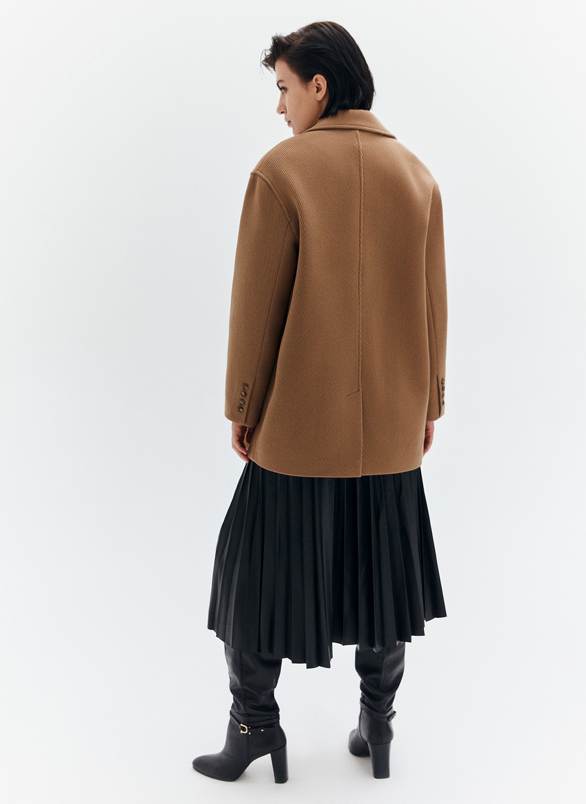 ОДНОБОРТНОЕ ПАЛЬТО-ЖАКЕТ, цвет: кэмел 1 Allweneed Однобортное пальто из мягкой шерстяной ткани. Модель фасоном напоминает жакет. Слегка спущенная линия плеча, поэтому комфортно носить со свитером и худи. Классический воротник и лацканы. Два накладных кармана и застежка на одну пуговицу. Мы советуем сочетать пальто с костюмами или джинсами для более лаконичного образа.
Температурный режим до +5 C