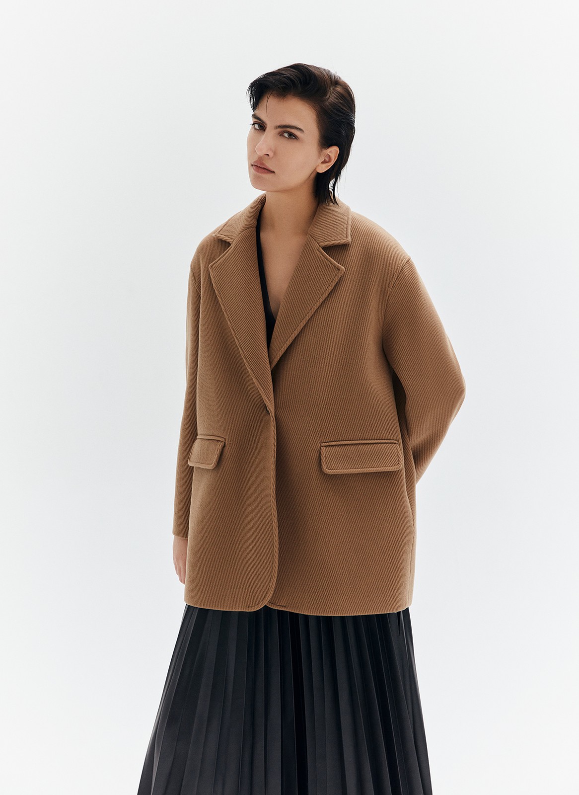 ОДНОБОРТНОЕ ПАЛЬТО-ЖАКЕТ, цвет: кэмел 1 Allweneed Однобортное пальто из мягкой шерстяной ткани. Модель фасоном напоминает жакет. Слегка спущенная линия плеча, поэтому комфортно носить со свитером и худи. Классический воротник и лацканы. Два накладных кармана и застежка на одну пуговицу. Мы советуем сочетать пальто с костюмами или джинсами для более лаконичного образа.
Температурный режим до +5 C