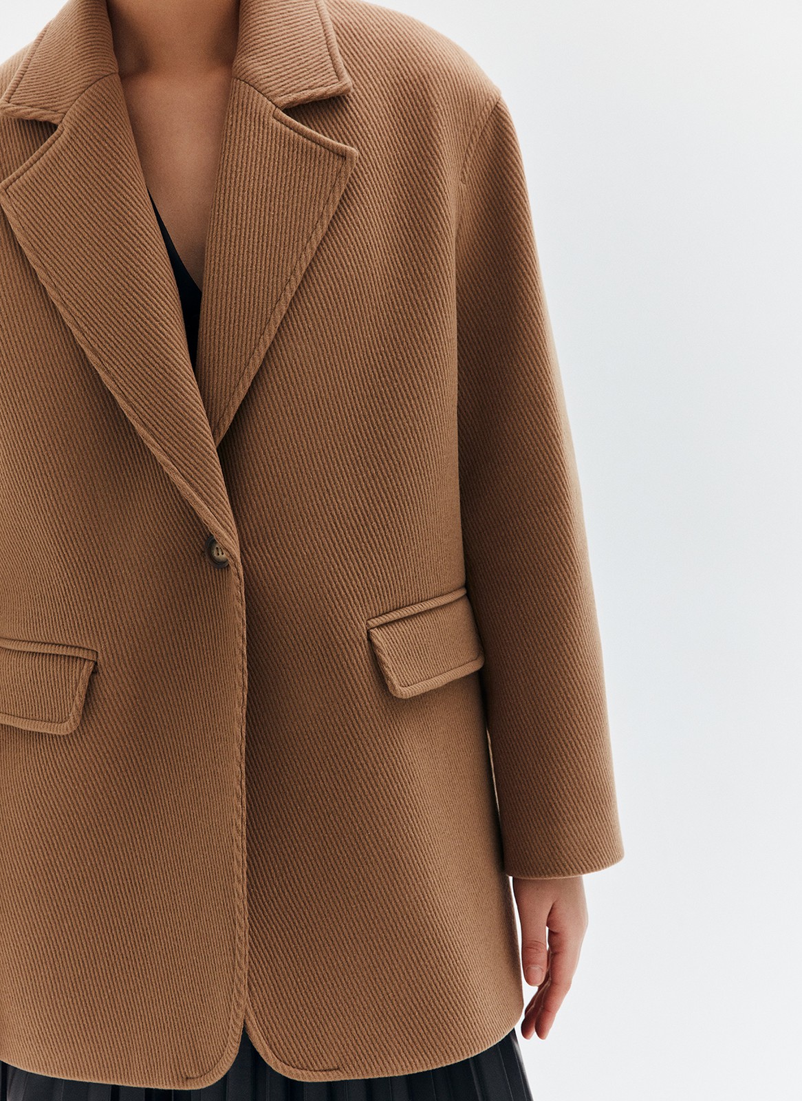 ОДНОБОРТНОЕ ПАЛЬТО-ЖАКЕТ, цвет: кэмел 1 Allweneed Однобортное пальто из мягкой шерстяной ткани. Модель фасоном напоминает жакет. Слегка спущенная линия плеча, поэтому комфортно носить со свитером и худи. Классический воротник и лацканы. Два накладных кармана и застежка на одну пуговицу. Мы советуем сочетать пальто с костюмами или джинсами для более лаконичного образа.
Температурный режим до +5 C