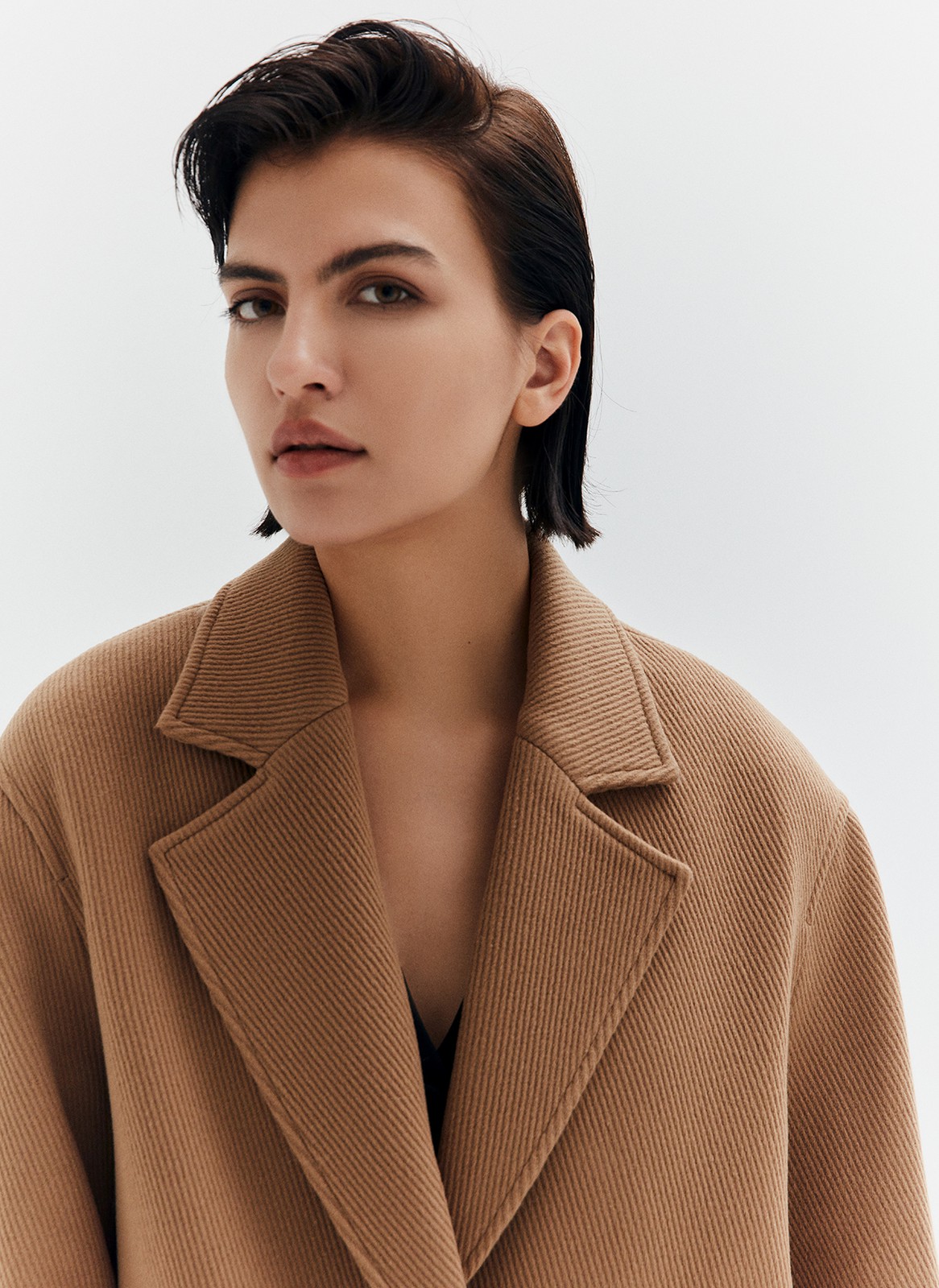 ОДНОБОРТНОЕ ПАЛЬТО-ЖАКЕТ, цвет: кэмел 1 Allweneed Однобортное пальто из мягкой шерстяной ткани. Модель фасоном напоминает жакет. Слегка спущенная линия плеча, поэтому комфортно носить со свитером и худи. Классический воротник и лацканы. Два накладных кармана и застежка на одну пуговицу. Мы советуем сочетать пальто с костюмами или джинсами для более лаконичного образа.
Температурный режим до +5 C