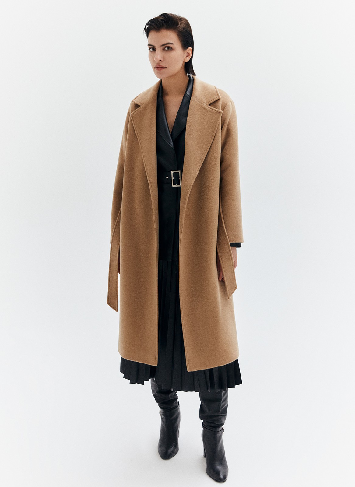 Пальто-халат, цвет: кэмел 1 Allweneed
Наш бестселлер, пальто-халат с отложным воротником и треугольными лацканами. Теплая шерсть с мягким отливом - лучший материал для демисезонного пальто. Мы любим это пальто за мягкий нрав: свободный фасон без застежки, широкий пояс, которым можно подчеркнуть талию или оставить пальто распахнутым при желании. Лаконичность линий делает его универсальным для практически любого образа и стиля.
Температурный режим до +5 C.
На модели размер XS