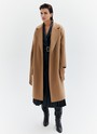 Пальто-халат, цвет: кэмел 1 Allweneed
Наш бестселлер, пальто-халат с отложным воротником и треугольными лацканами. Теплая шерсть с мягким отливом - лучший материал для демисезонного пальто. Мы любим это пальто за мягкий нрав: свободный фасон без застежки, широкий пояс, которым можно подчеркнуть талию или оставить пальто распахнутым при желании. Лаконичность линий делает его универсальным для практически любого образа и стиля.
Температурный режим до +5 C.
На модели размер XS