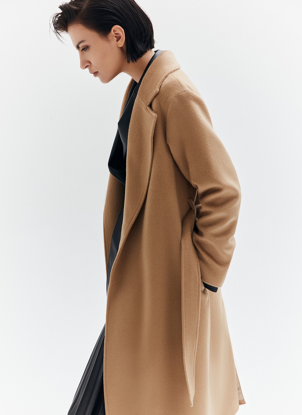 Пальто-халат, цвет: кэмел 1 Allweneed
Наш бестселлер, пальто-халат с отложным воротником и треугольными лацканами. Теплая шерсть с мягким отливом - лучший материал для демисезонного пальто. Мы любим это пальто за мягкий нрав: свободный фасон без застежки, широкий пояс, которым можно подчеркнуть талию или оставить пальто распахнутым при желании. Лаконичность линий делает его универсальным для практически любого образа и стиля.
Температурный режим до +5 C.
На модели размер XS