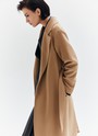 Пальто-халат, цвет: кэмел 1 Allweneed
Наш бестселлер, пальто-халат с отложным воротником и треугольными лацканами. Теплая шерсть с мягким отливом - лучший материал для демисезонного пальто. Мы любим это пальто за мягкий нрав: свободный фасон без застежки, широкий пояс, которым можно подчеркнуть талию или оставить пальто распахнутым при желании. Лаконичность линий делает его универсальным для практически любого образа и стиля.
Температурный режим до +5 C.
На модели размер XS