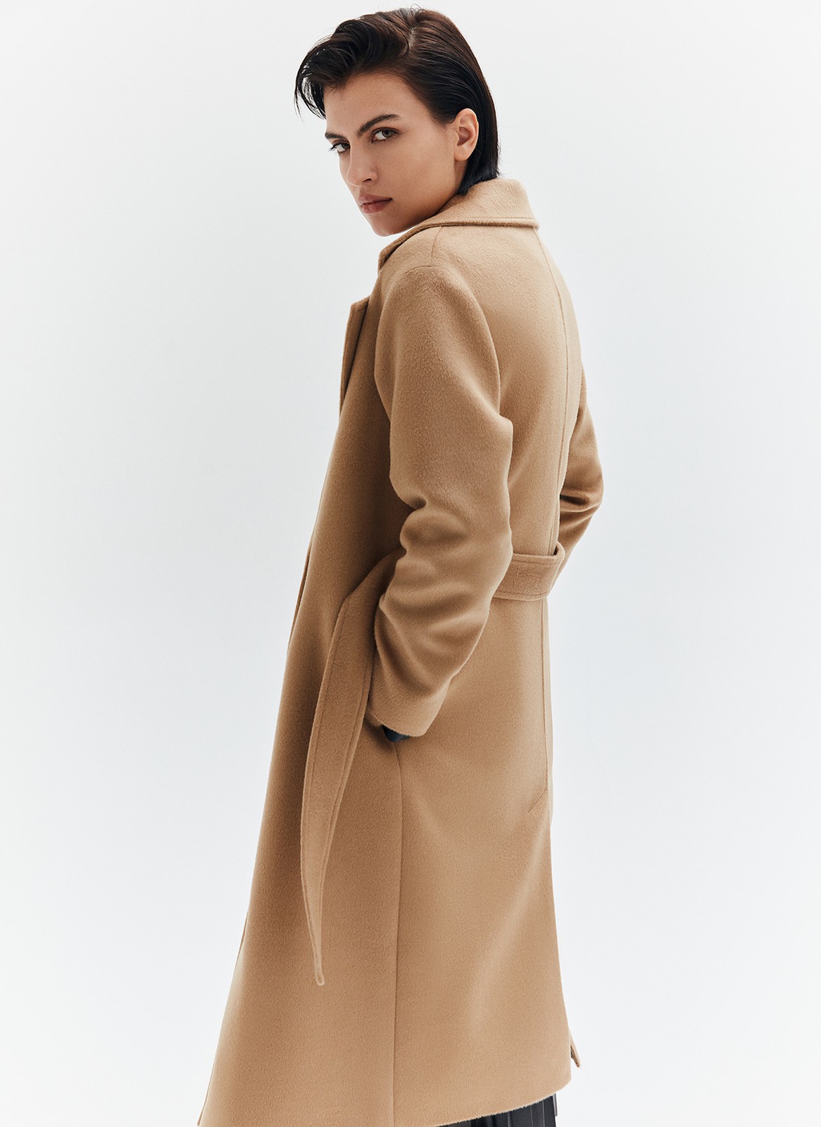 Пальто-халат, цвет: кэмел 1 Allweneed
Наш бестселлер, пальто-халат с отложным воротником и треугольными лацканами. Теплая шерсть с мягким отливом - лучший материал для демисезонного пальто. Мы любим это пальто за мягкий нрав: свободный фасон без застежки, широкий пояс, которым можно подчеркнуть талию или оставить пальто распахнутым при желании. Лаконичность линий делает его универсальным для практически любого образа и стиля.
Температурный режим до +5 C.
На модели размер XS