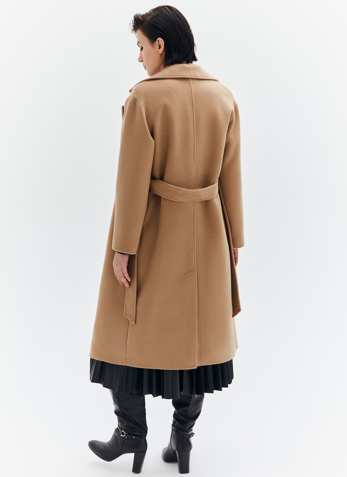 Пальто-халат, цвет: кэмел 1 Allweneed
Наш бестселлер, пальто-халат с отложным воротником и треугольными лацканами. Теплая шерсть с мягким отливом - лучший материал для демисезонного пальто. Мы любим это пальто за мягкий нрав: свободный фасон без застежки, широкий пояс, которым можно подчеркнуть талию или оставить пальто распахнутым при желании. Лаконичность линий делает его универсальным для практически любого образа и стиля.
Температурный режим до +5 C.
На модели размер XS