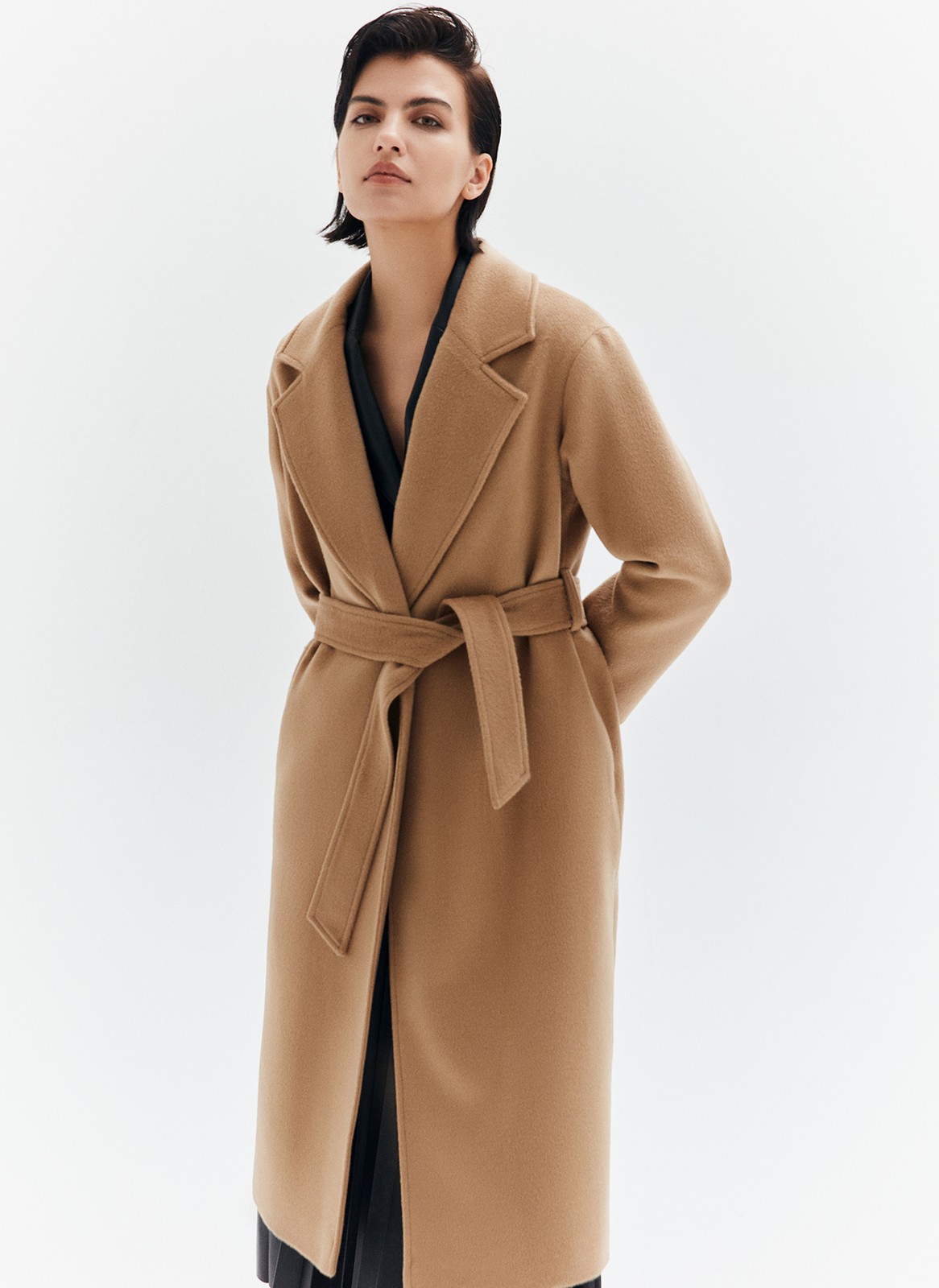 Пальто-халат, цвет: кэмел 1 Allweneed
Наш бестселлер, пальто-халат с отложным воротником и треугольными лацканами. Теплая шерсть с мягким отливом - лучший материал для демисезонного пальто. Мы любим это пальто за мягкий нрав: свободный фасон без застежки, широкий пояс, которым можно подчеркнуть талию или оставить пальто распахнутым при желании. Лаконичность линий делает его универсальным для практически любого образа и стиля.
Температурный режим до +5 C.
На модели размер XS