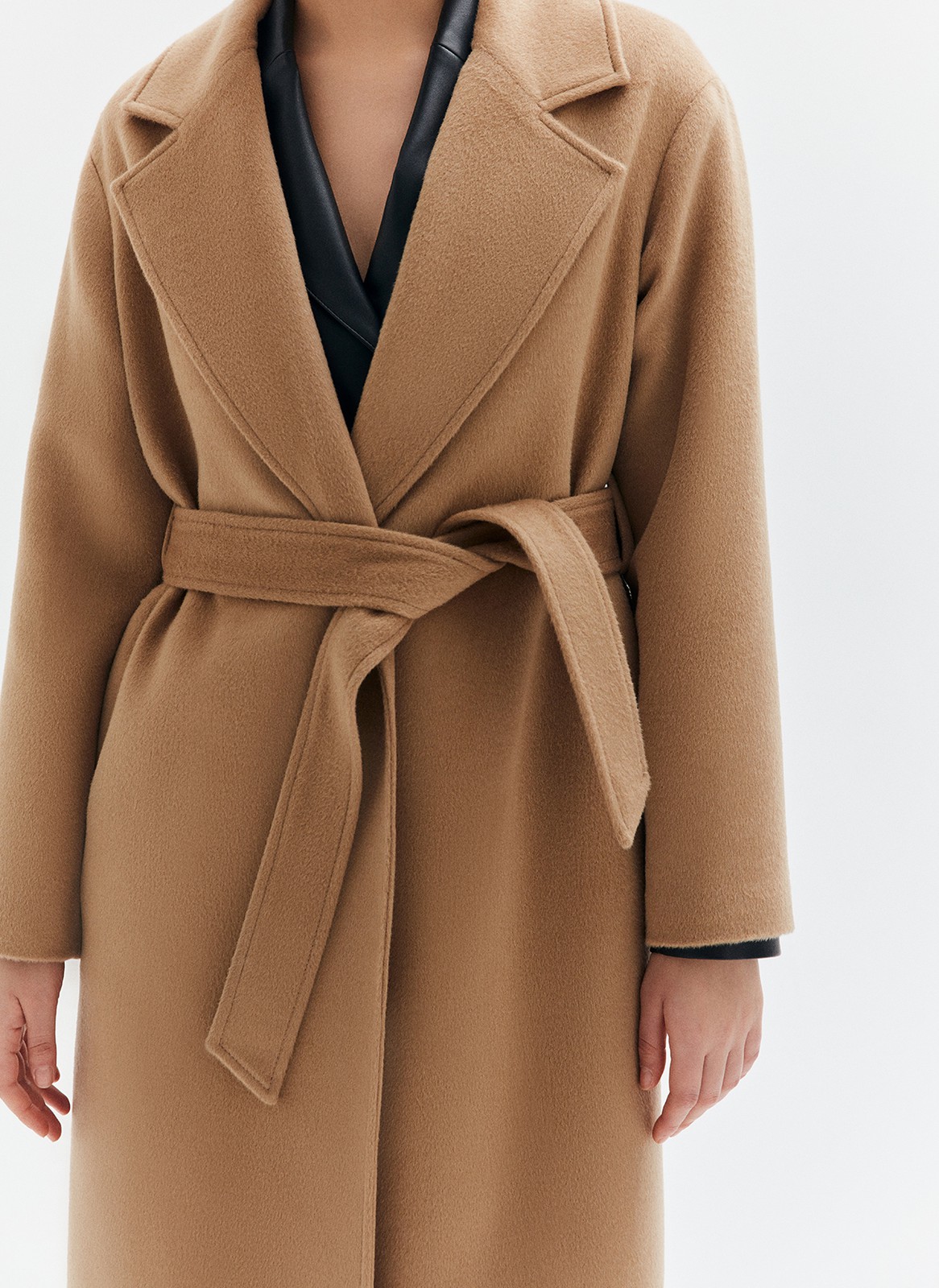 Пальто-халат, цвет: кэмел 1 Allweneed
Наш бестселлер, пальто-халат с отложным воротником и треугольными лацканами. Теплая шерсть с мягким отливом - лучший материал для демисезонного пальто. Мы любим это пальто за мягкий нрав: свободный фасон без застежки, широкий пояс, которым можно подчеркнуть талию или оставить пальто распахнутым при желании. Лаконичность линий делает его универсальным для практически любого образа и стиля.
Температурный режим до +5 C.
На модели размер XS