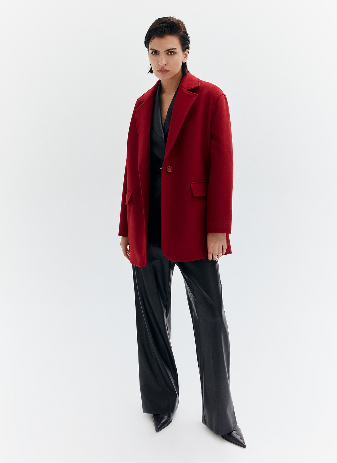 ОДНОБОРТНОЕ ПАЛЬТО-ЖАКЕТ, цвет: красный Allweneed Однобортное пальто из мягкой шерстяной ткани. Модель фасоном напоминает жакет. Слегка спущенная линия плеча, поэтому комфортно носить со свитером и худи. Классический воротник и лацканы. Два накладных кармана и застежка на одну пуговицу. Мы советуем сочетать пальто с костюмами или джинсами для более лаконичного образа.
Температурный режим до +5 C