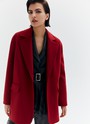 ОДНОБОРТНОЕ ПАЛЬТО-ЖАКЕТ, цвет: красный Allweneed Однобортное пальто из мягкой шерстяной ткани. Модель фасоном напоминает жакет. Слегка спущенная линия плеча, поэтому комфортно носить со свитером и худи. Классический воротник и лацканы. Два накладных кармана и застежка на одну пуговицу. Мы советуем сочетать пальто с костюмами или джинсами для более лаконичного образа.
Температурный режим до +5 C