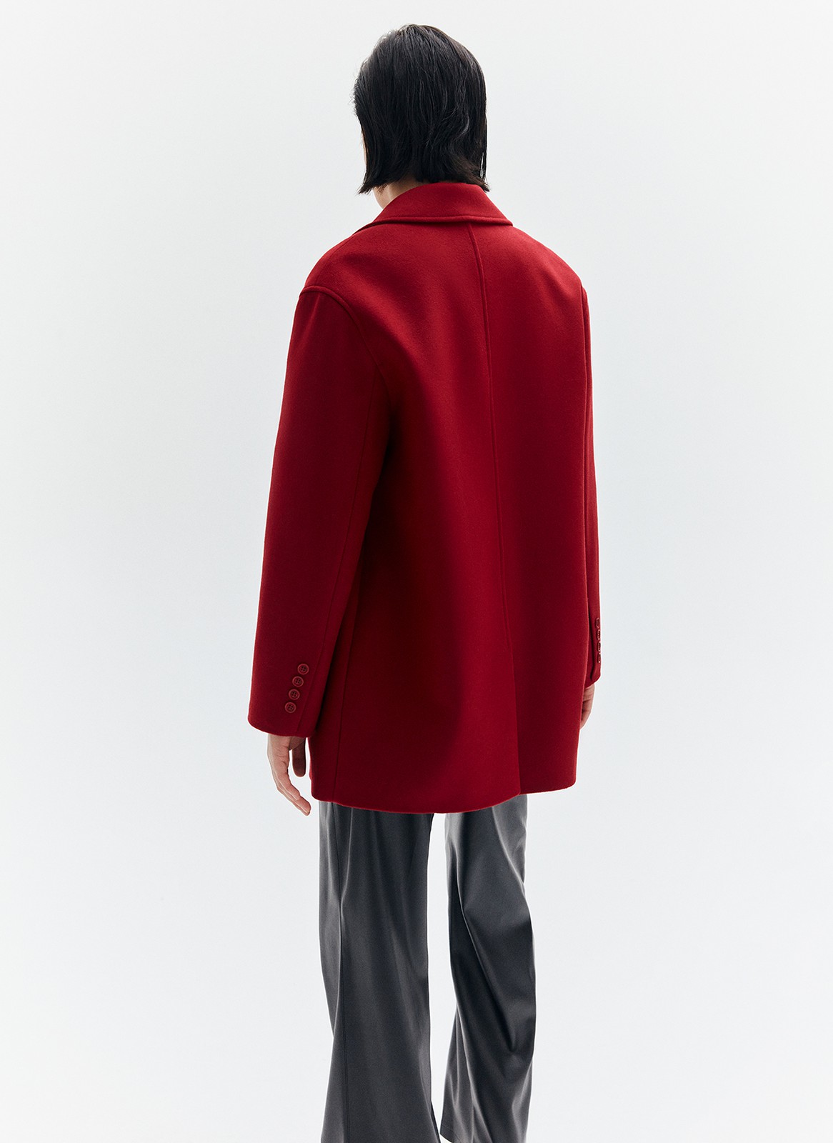 ОДНОБОРТНОЕ ПАЛЬТО-ЖАКЕТ, цвет: красный Allweneed Однобортное пальто из мягкой шерстяной ткани. Модель фасоном напоминает жакет. Слегка спущенная линия плеча, поэтому комфортно носить со свитером и худи. Классический воротник и лацканы. Два накладных кармана и застежка на одну пуговицу. Мы советуем сочетать пальто с костюмами или джинсами для более лаконичного образа.
Температурный режим до +5 C