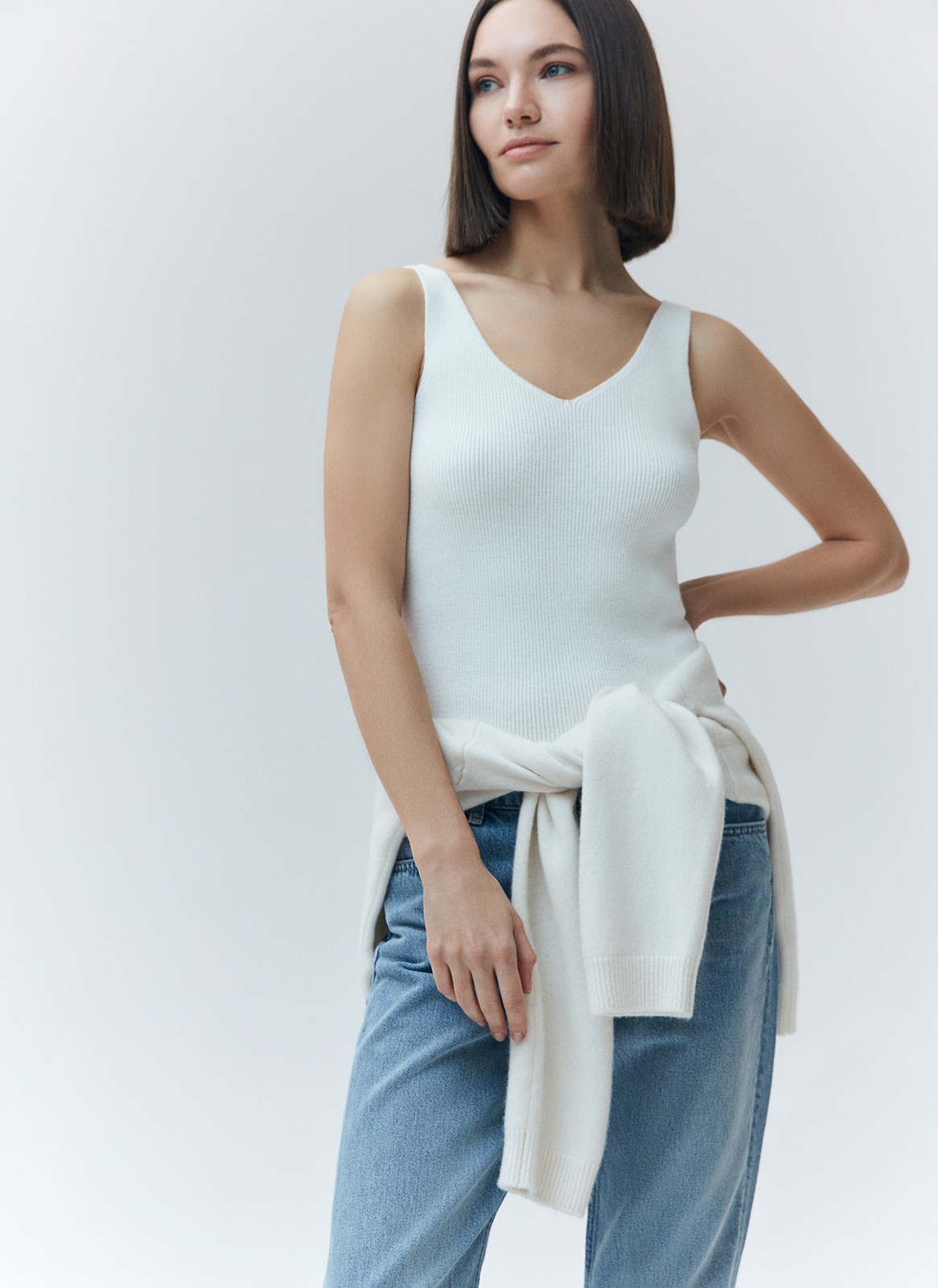 Вязаный топ, цвет: молочный Allweneed
Топ из нежного трикотажа. Наш бестселлер в новых цветах. Благодаря вискозе вам будет комфортно даже жарким днём. Пряжа дарит приятные тактильные ощущения. Рекомендуем носить как альтернативу футболкам.