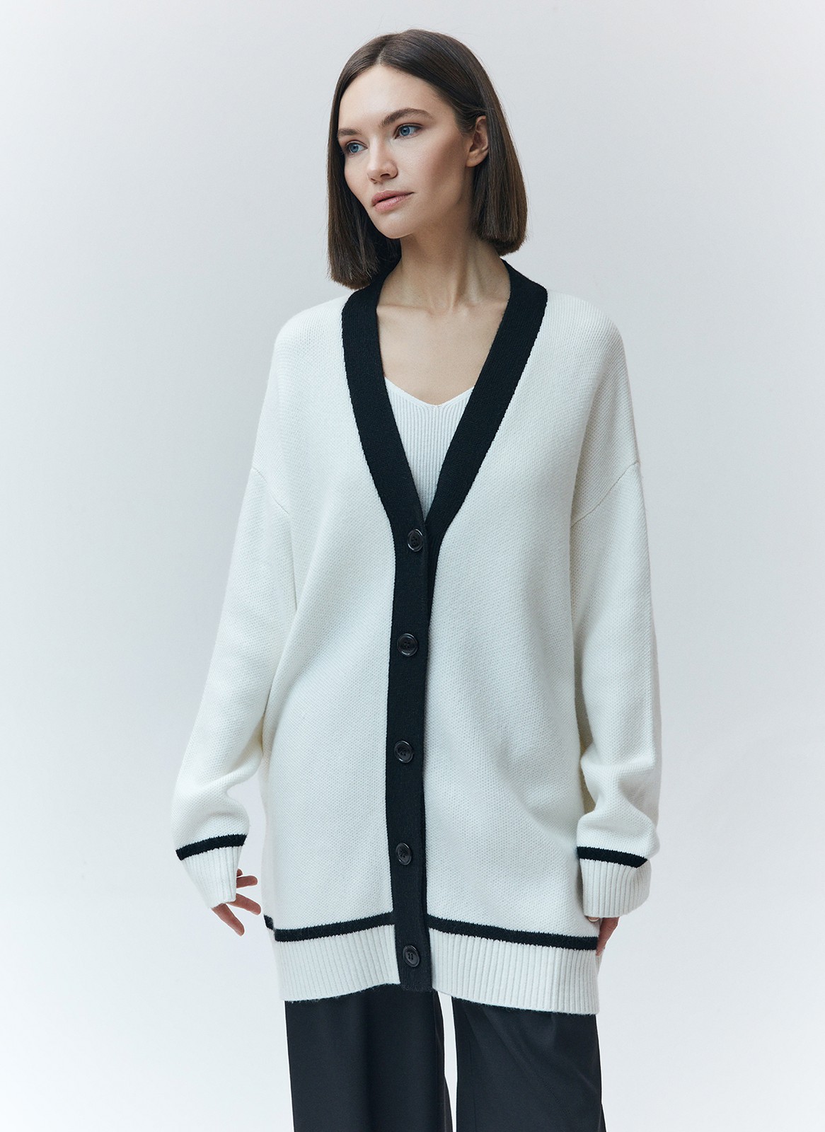 Кардиган с принтом на пуговицах, цвет: белый Allweneed
Кардиган свободного кроя в новом качестве. Модель из мягкой пряжи, которая приятно касается тела. Застежка на крупные пуговицы. В этом сезоне мы создали кардиган с принтом: в красном цвете и с белыми перекрестными полосами, а также в белом цвете с тоненькими чёрными полосками по краям. Носите и создавайте уютный образ с платьями, юбками или любимыми джинсами.