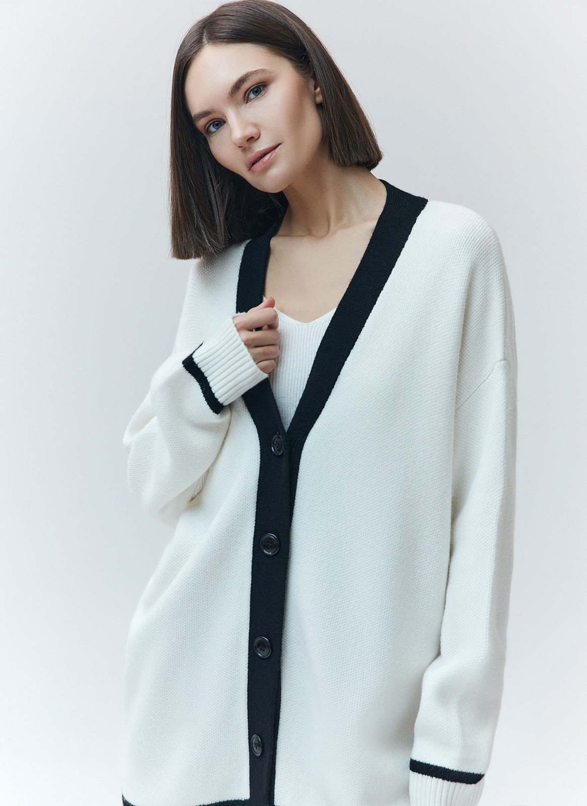 Кардиган с принтом на пуговицах, цвет: белый Allweneed
Кардиган свободного кроя в новом качестве. Модель из мягкой пряжи, которая приятно касается тела. Застежка на крупные пуговицы. В этом сезоне мы создали кардиган с принтом: в красном цвете и с белыми перекрестными полосами, а также в белом цвете с тоненькими чёрными полосками по краям. Носите и создавайте уютный образ с платьями, юбками или любимыми джинсами.