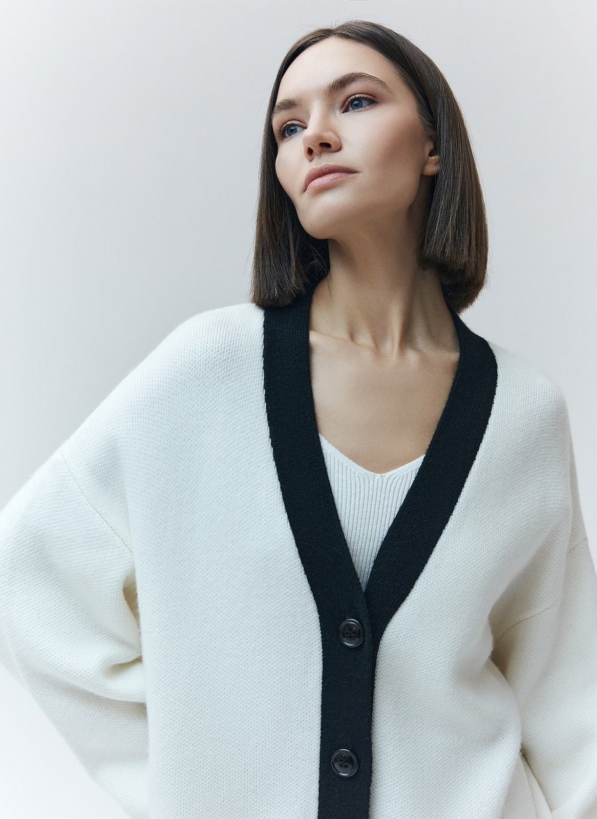 Кардиган с принтом на пуговицах, цвет: белый Allweneed
Кардиган свободного кроя в новом качестве. Модель из мягкой пряжи, которая приятно касается тела. Застежка на крупные пуговицы. В этом сезоне мы создали кардиган с принтом: в красном цвете и с белыми перекрестными полосами, а также в белом цвете с тоненькими чёрными полосками по краям. Носите и создавайте уютный образ с платьями, юбками или любимыми джинсами.