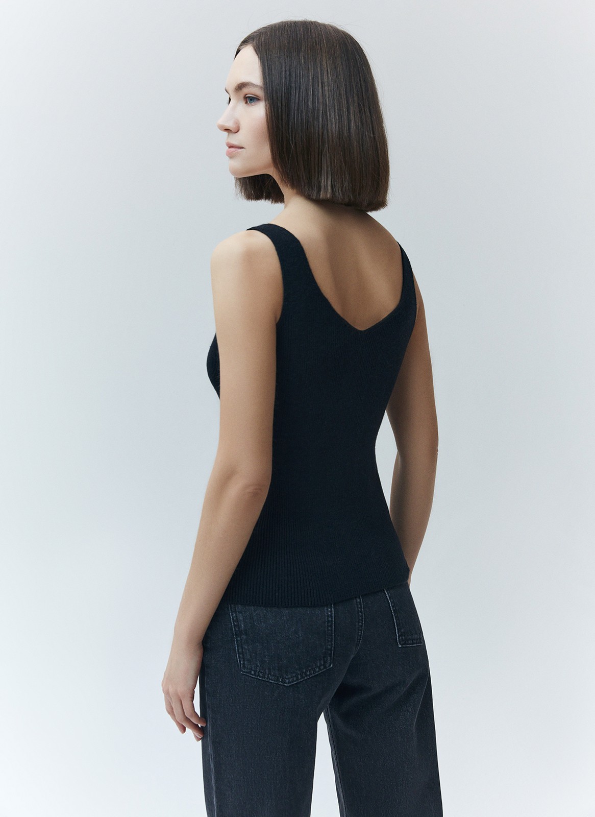 Вязаный топ, цвет: Черный Allweneed
Топ из нежного трикотажа. Наш бестселлер в новых цветах. Благодаря вискозе вам будет комфортно даже жарким днём. Пряжа дарит приятные тактильные ощущения. Рекомендуем носить как альтернативу футболкам.