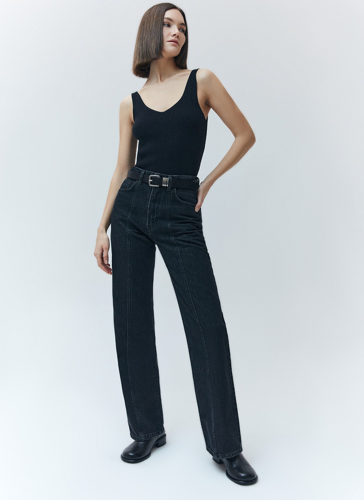 Прямые джинсы с отстрочкой, цвет: Черный Allweneed Прямые джинсы с посадкой на талии. Крой модели, который будет актуален всегда. Строчка на джинсах создает дополнительные вертикальные линии и удлиняет силуэт. Пять карманов, чтобы спрятать мелочи. Выполнены из премиального 100% хлопкового денима с авторской варкой и брендированной фурнитурой высокого качества.