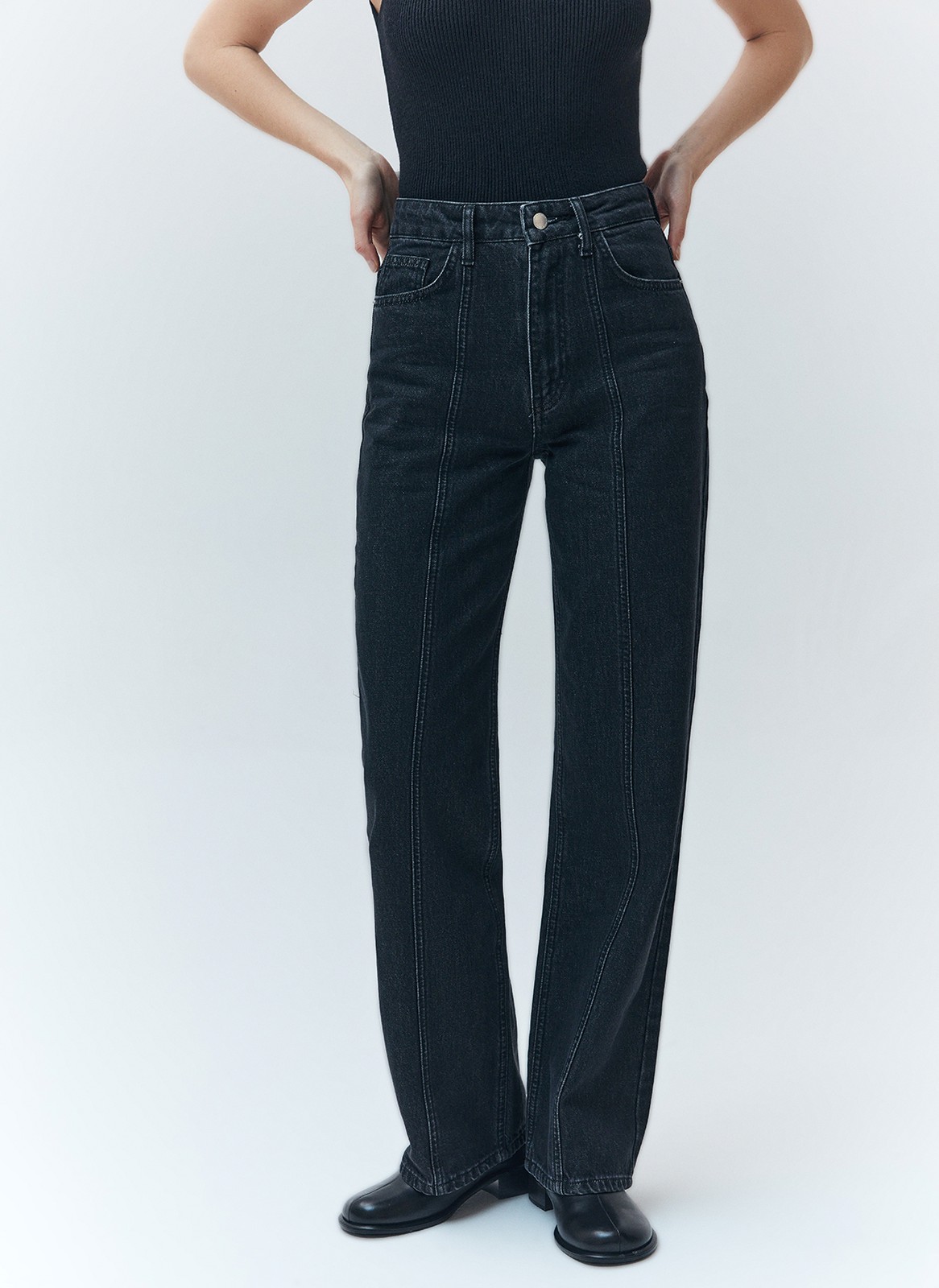 Прямые джинсы с отстрочкой, цвет: Черный Allweneed Прямые джинсы с посадкой на талии. Крой модели, который будет актуален всегда. Строчка на джинсах создает дополнительные вертикальные линии и удлиняет силуэт. Пять карманов, чтобы спрятать мелочи. Выполнены из премиального 100% хлопкового денима с авторской варкой и брендированной фурнитурой высокого качества.